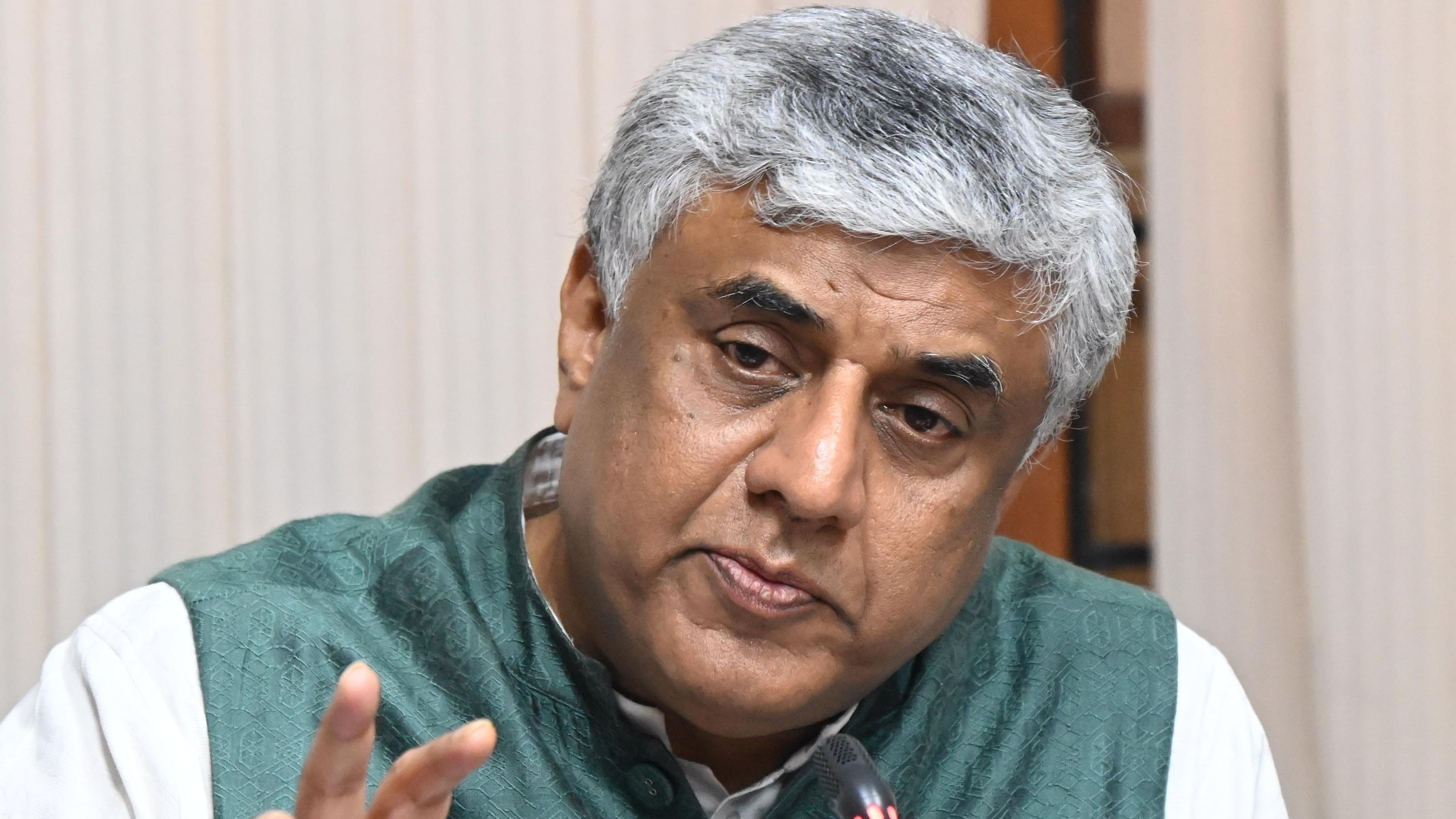 <div class="paragraphs"><p>M V Rajeev Gowda, Vice Chairman of Karnataka State Policy and Planning Commission (KSPPC) at the press conference of KSPPC collaborate with ClimateRISE alliance to make Karnataka climate resilient at Vikasa Soudha in Bengaluru on Monday. </p></div>