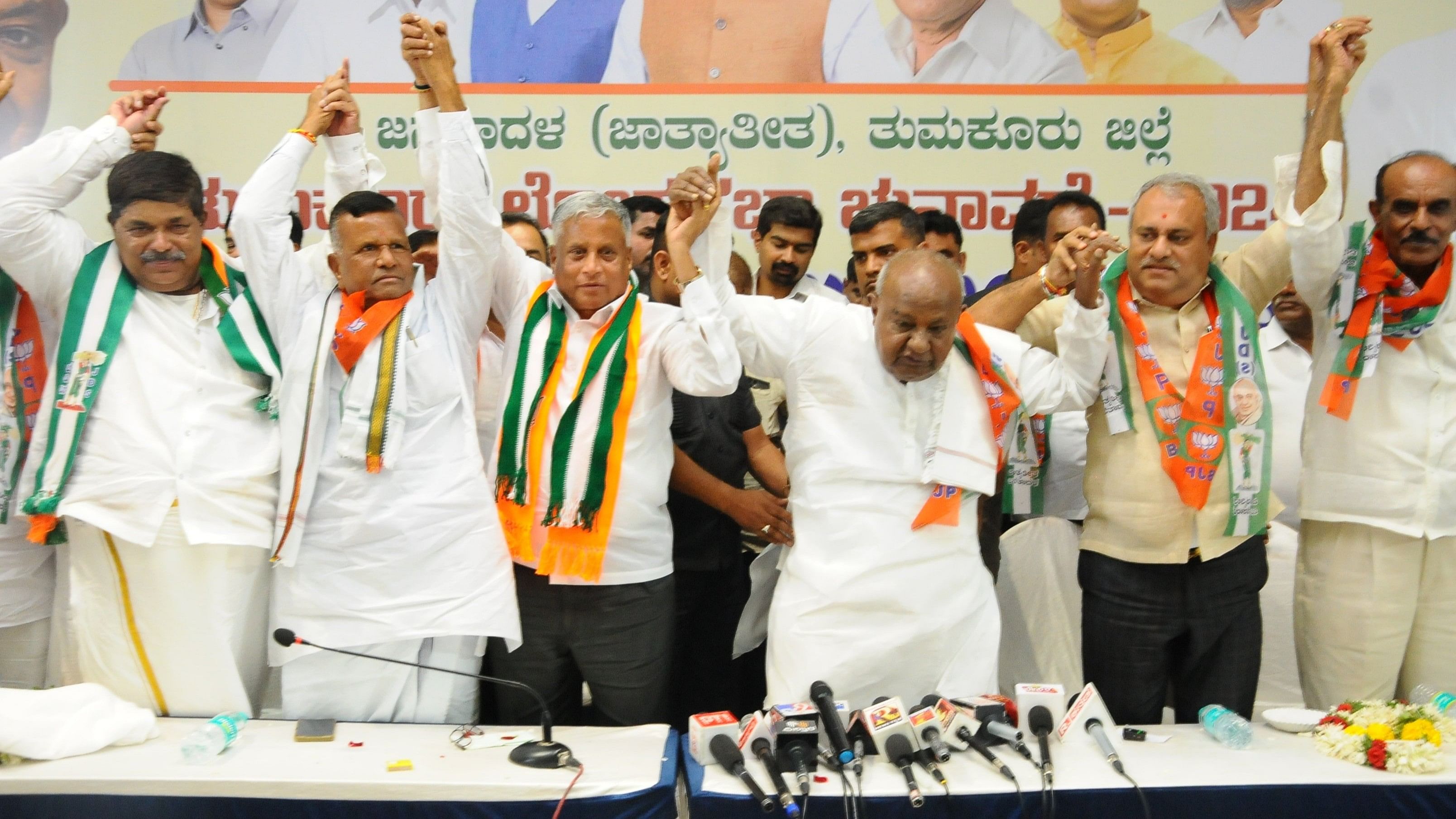 <div class="paragraphs"><p>Former prime minister and JD(S) supremo H D Deve Gowda, BJP Tumkur Lok Sabha constituency candidate V Somanna, former minister K Gopalaiah and others at a public meeting in Tumakuru on Saturday.</p></div>