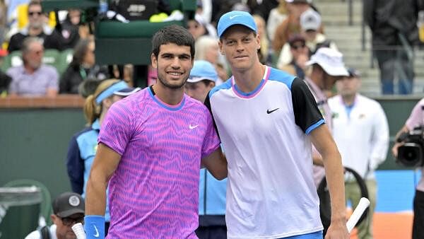 <div class="paragraphs"><p>Carlos Alcaraz  and Jannik Sinner  pose for a photo.</p></div>