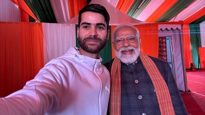 <div class="paragraphs"><p>Prime Minister Narendra Modi takes a a selfie with Kashmiri youth Nazim Nazeer.</p></div>