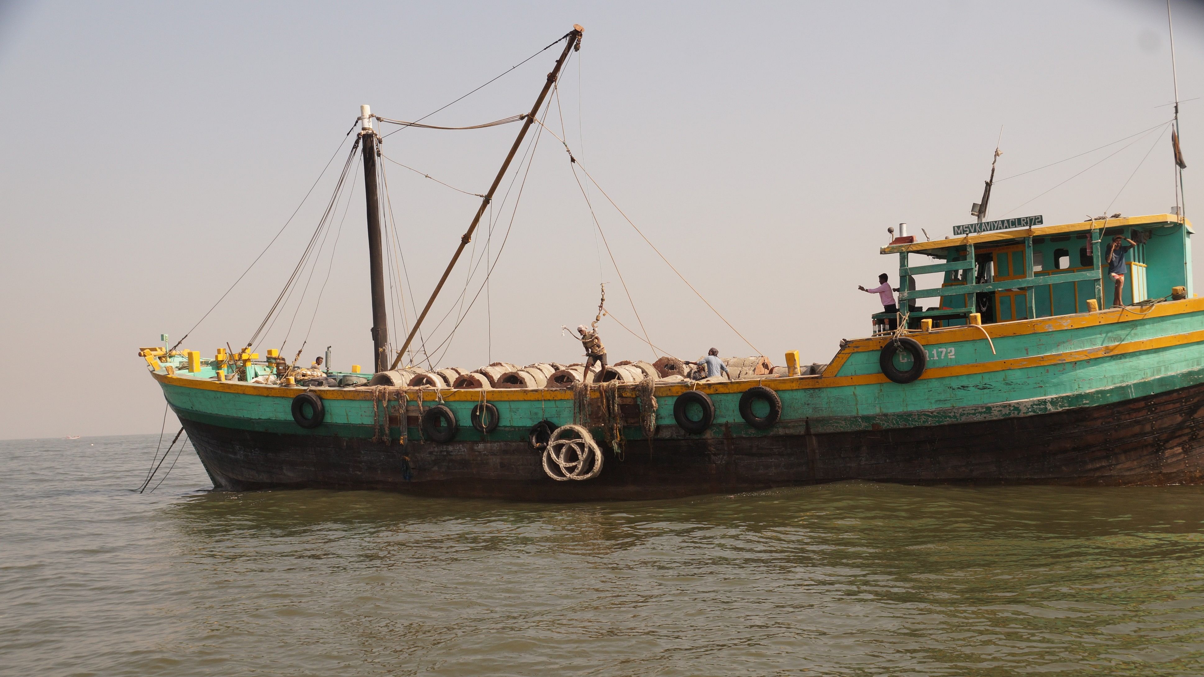 <div class="paragraphs"><p>Barge carrying reef modules.&nbsp;</p></div>