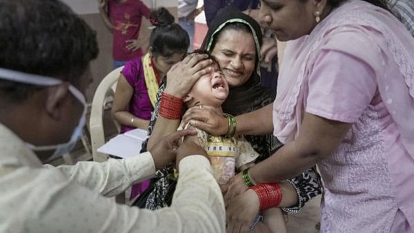 <div class="paragraphs"><p>A healthcare worker administers a vaccine to a child following a measles outbreak in Mumbai. Representative image.</p></div>