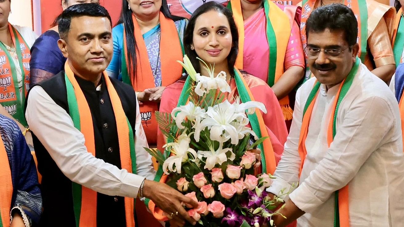 <div class="paragraphs"><p>Pallavi Dempo (centre) has been nominated as BJP's candidate for the South Goa Lok Sabha constituency.</p></div>