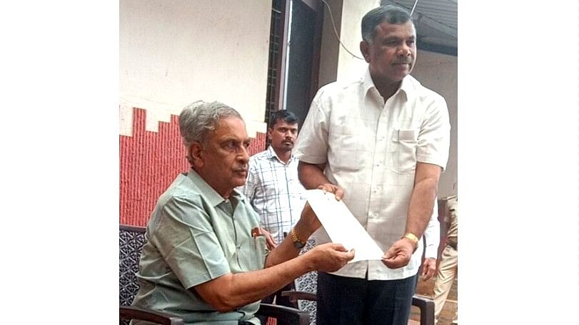 <div class="paragraphs"><p>Marithibbegowda submits resignation letter to Legislative Council Chairman Basavaraj Horatti in Hubballi on Thursday.</p></div>