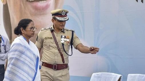 <div class="paragraphs"><p> West Bengal Chief Minister Mamata Banerjee with former West Bengal DGP Rajeev Kumar.</p></div>