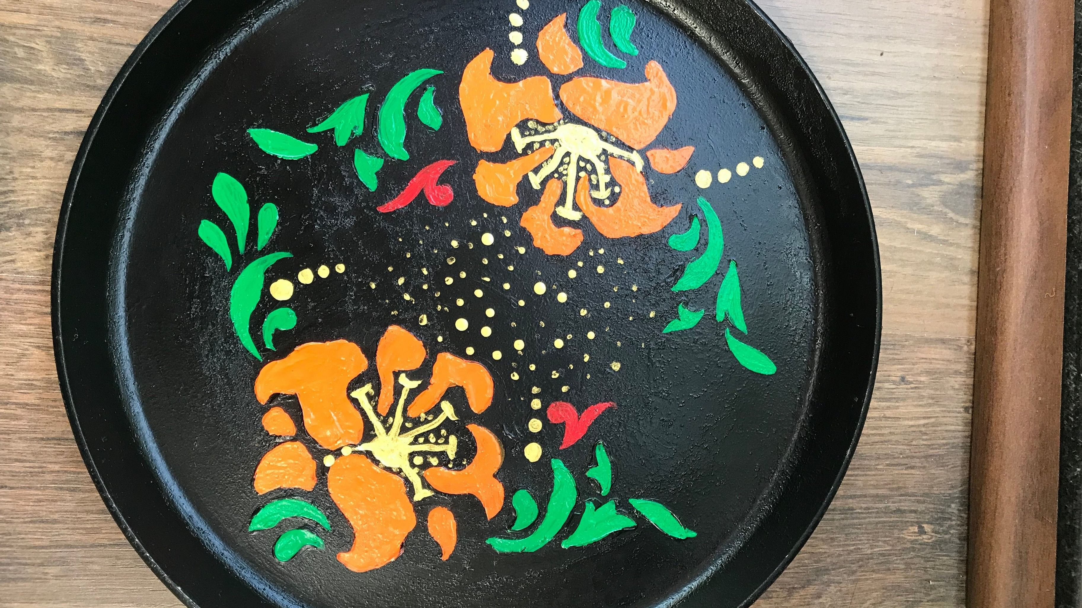 Vibrant floral designs can be done on these pans.