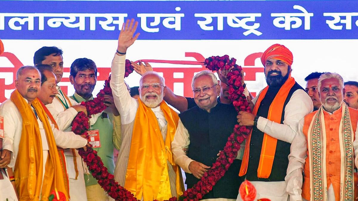 <div class="paragraphs"><p>Prime Minister Narendra Modi and Bihar Chief Minister Nitish Kumar being garlanded during a public gathering in Aurangabad.</p></div>
