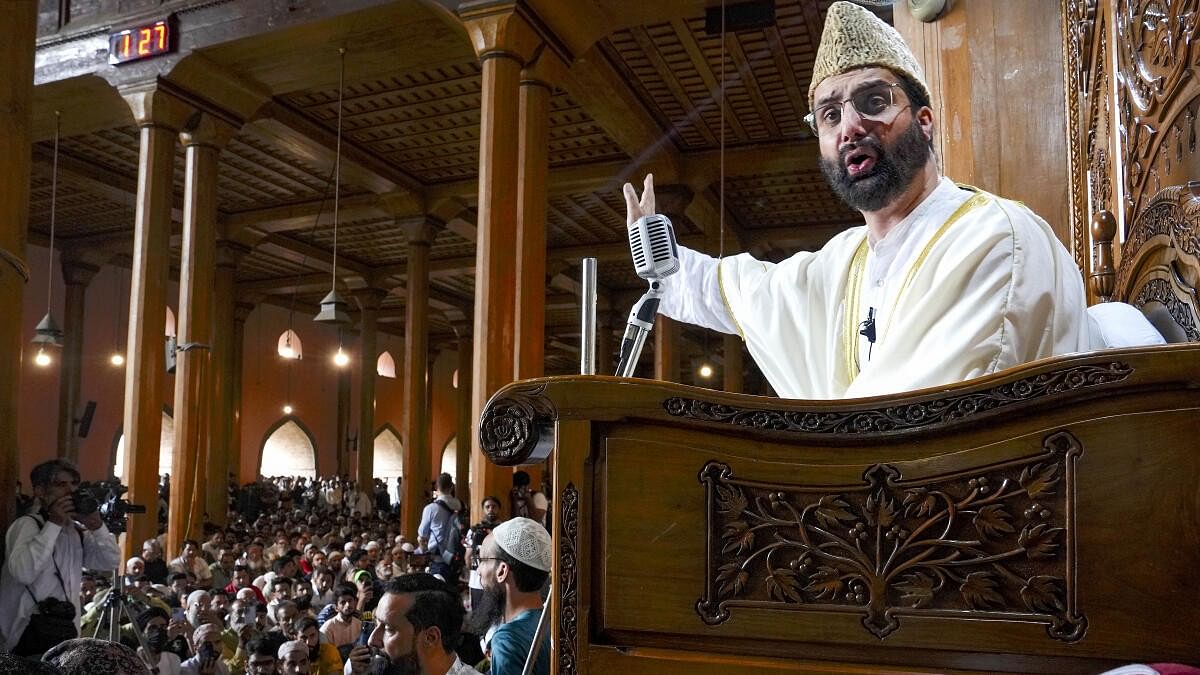 <div class="paragraphs"><p>File photo of Hurriyat Conference Chairman Mirwaiz Umar Farooq delivering sermon during Friday prayers at the Jama Masjid, in Srinagar last year.&nbsp;</p></div>