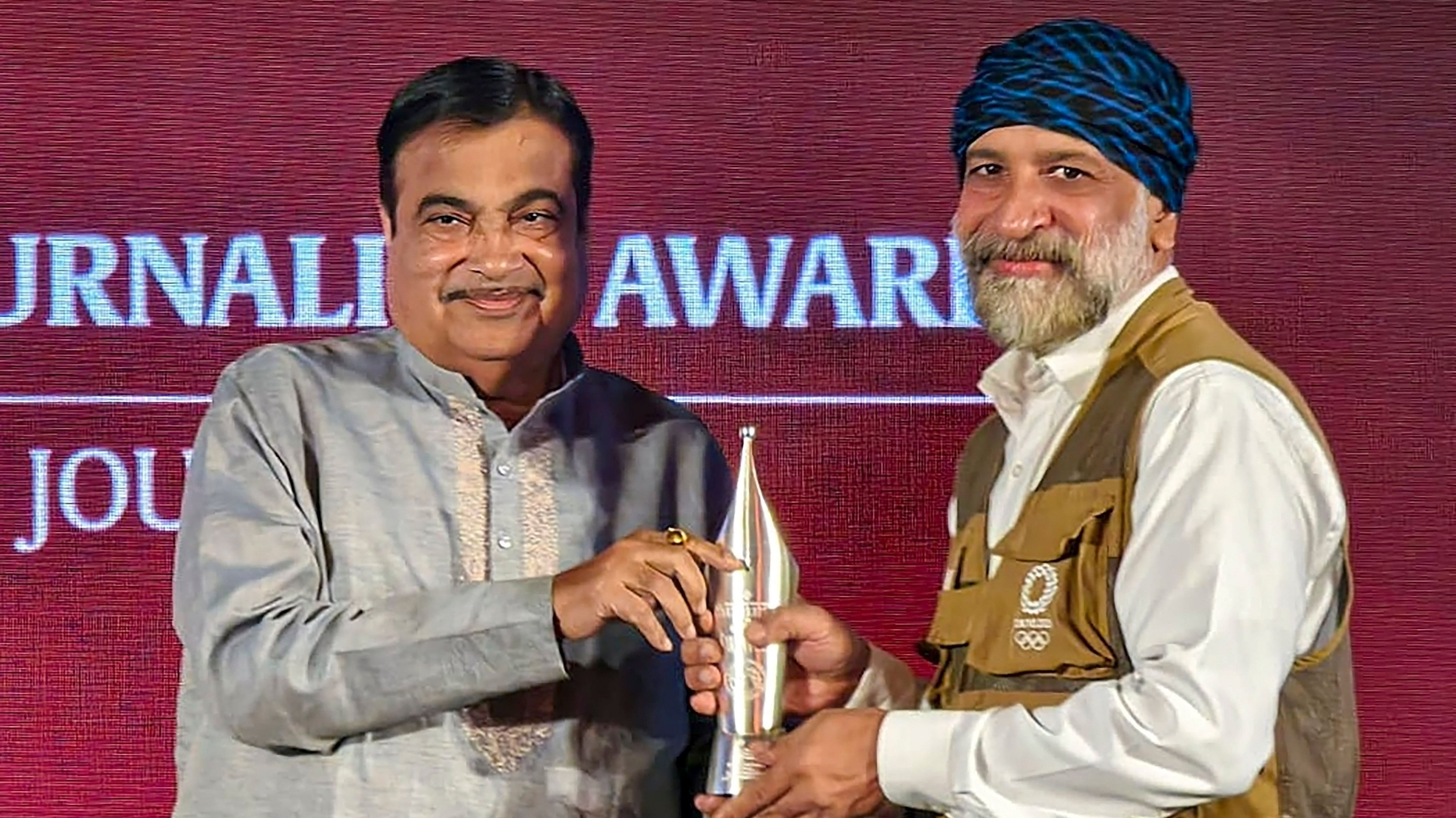 <div class="paragraphs"><p>Union Minister Nitin Gadkari presents the Ramnath Goenka Award for Excellence in Journalism, 2021, for Photo Journalism to PTI Photo Editor Gurinder Osan during a ceremony, in New Delhi, Tuesday, March 19, 2024. </p></div>