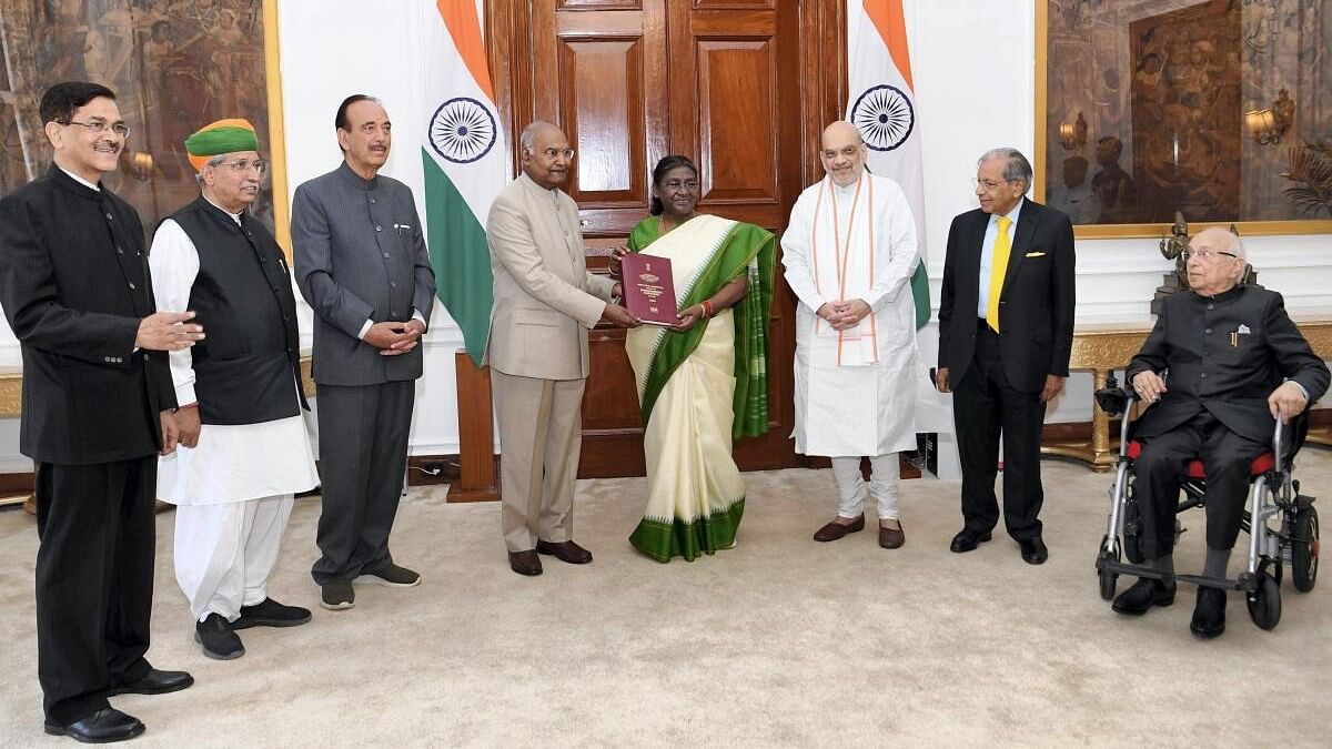 <div class="paragraphs"><p> Ram Nath Kovind, Chairman of the High-Level Committee (HLC) on 'One Nation, One Election', presents the report to President Droupadi Murmu, in New Delhi, Thursday, March 14, 2024. Union Ministers Amit Shah and Arjun ram Meghwal, DPAP leader Ghulam Nabi Azad are also seen.</p></div>