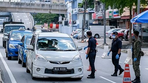 <div class="paragraphs"><p>Malaysia soldier and police inspect road users</p></div>