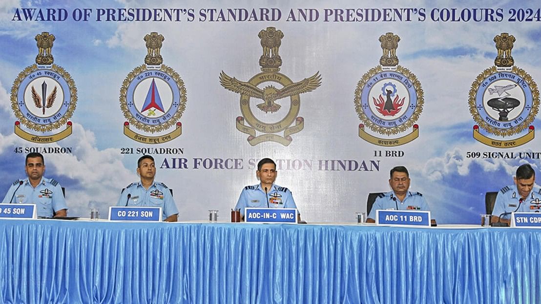 <div class="paragraphs"><p>AOC-in-C Western Air Command Air Marshal PM Sinha and other air force personnel during the curtain raiser press conference ahead of President’s Standard and Colours presentation ceremony.</p></div>
