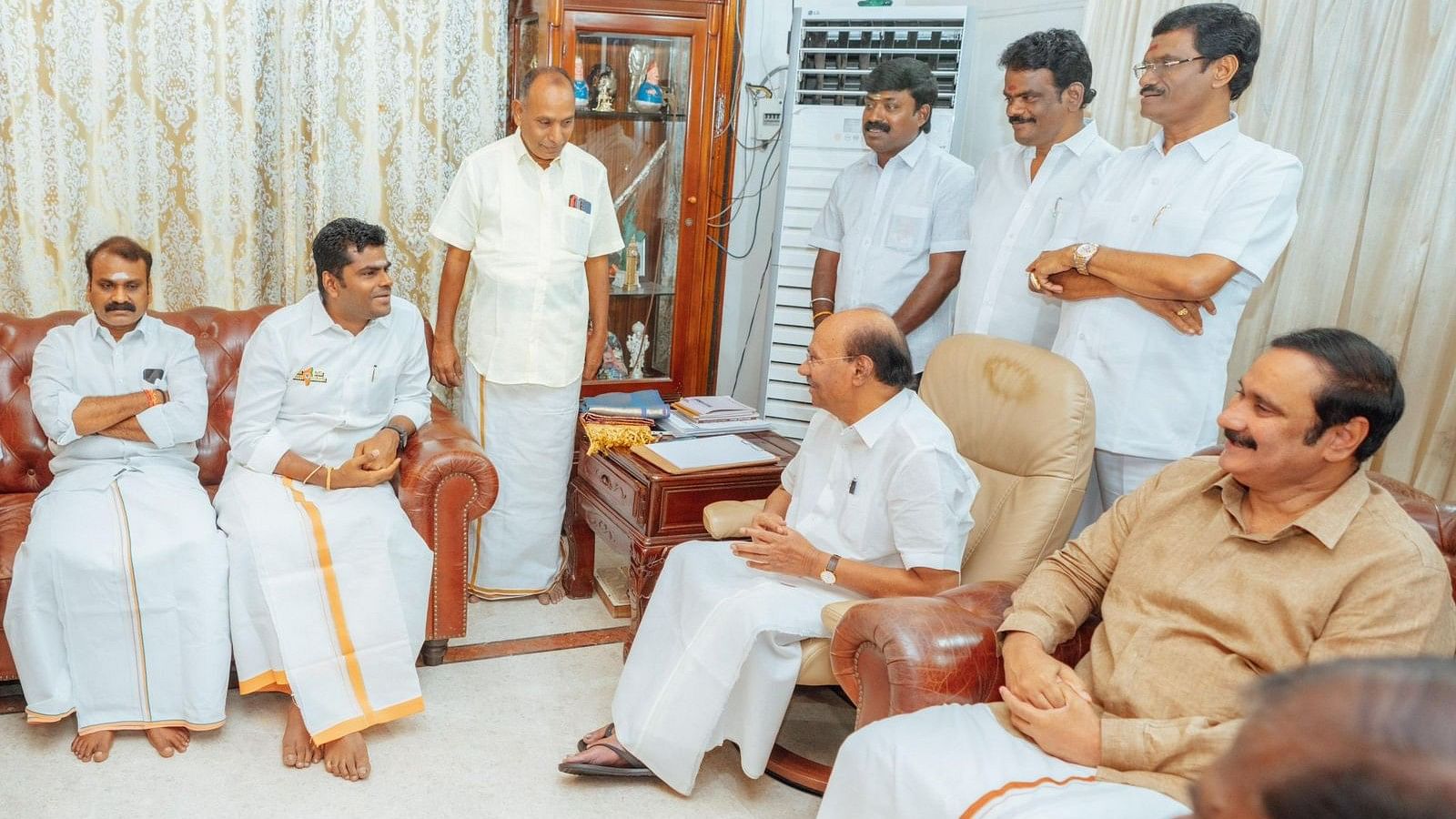<div class="paragraphs"><p>State BJP chief K Annamalai and Union Minister of State L Murugan drove to the residence of PMK founder S Ramadoss in Thailapuram,  on Tuesday morning to formalise the electoral pact.</p></div>