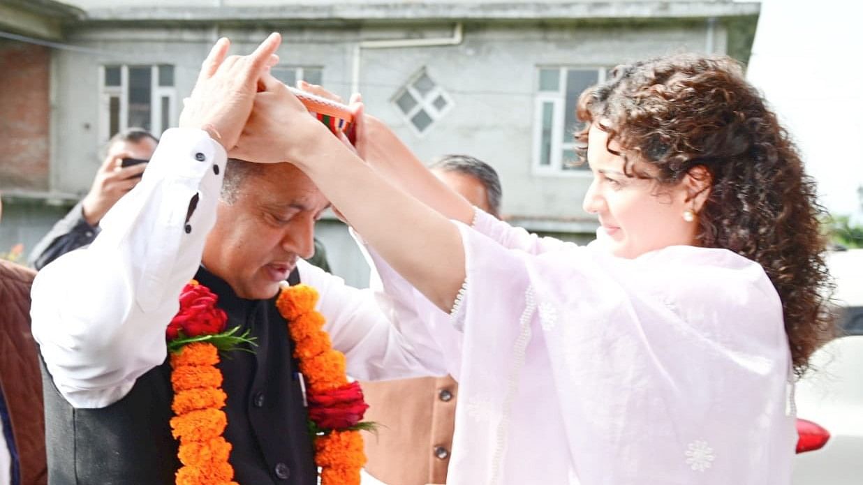 <div class="paragraphs"><p>BJP candidate Kangna Ranaut with former Himachal Pradesh's chief minister Jai Ram Thakur during a meeting, at her home, in Mandi, Sunday, March 31, 2024.</p></div>