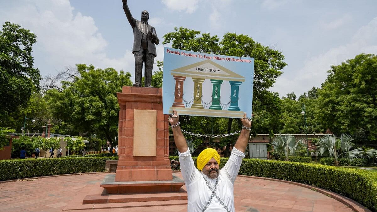 <div class="paragraphs"><p>Suspended AAP MP Sushil Kumar Rinku protests at Parliament House complex during Monsoon session, in New Delhi on Friday.</p></div>