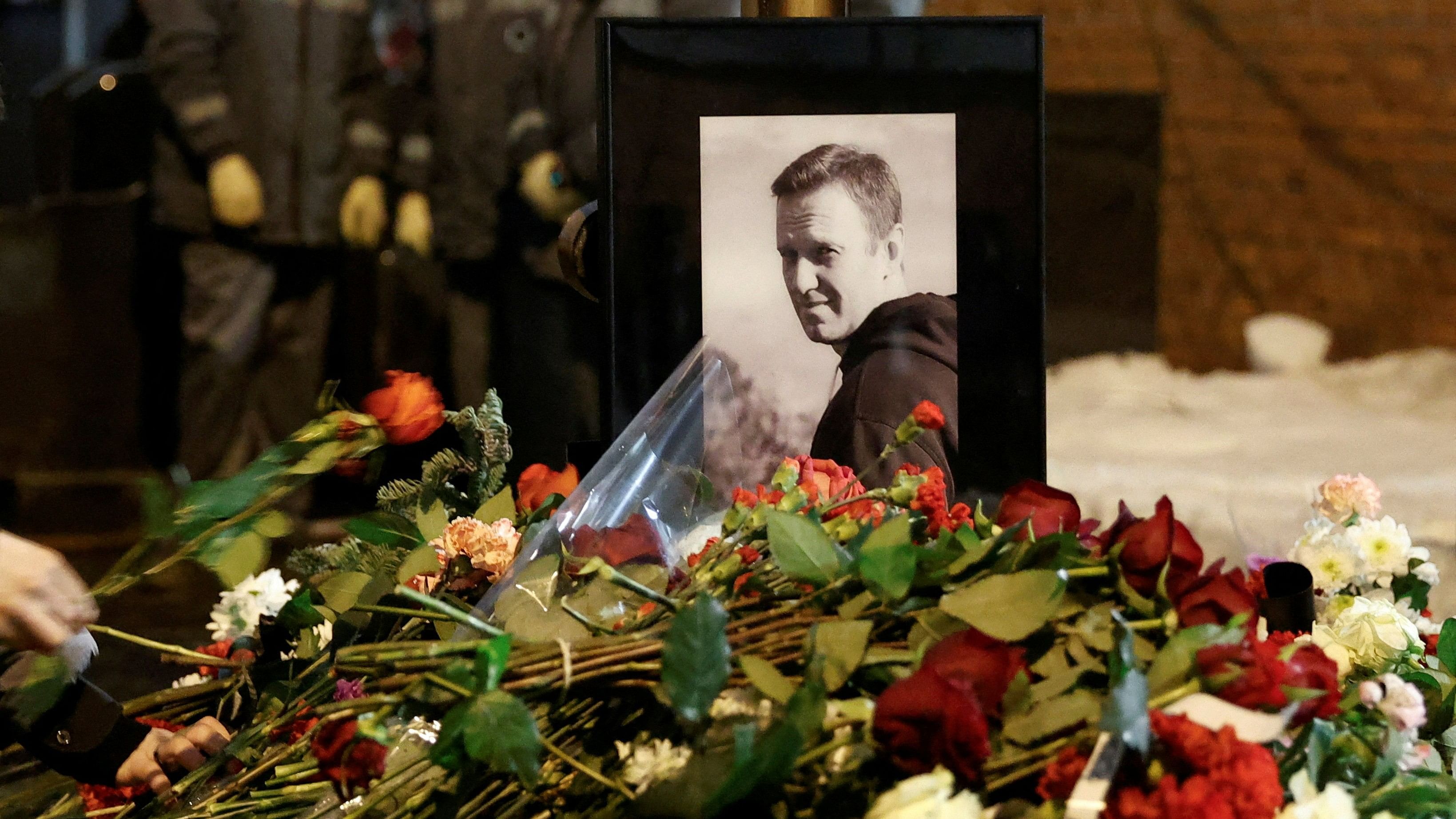 <div class="paragraphs"><p>People lay flowers at the grave of Russian opposition politician Alexei Navalny following his funeral at the Borisovskoye cemetery in Moscow, Russia, March 1, 2024. </p></div>