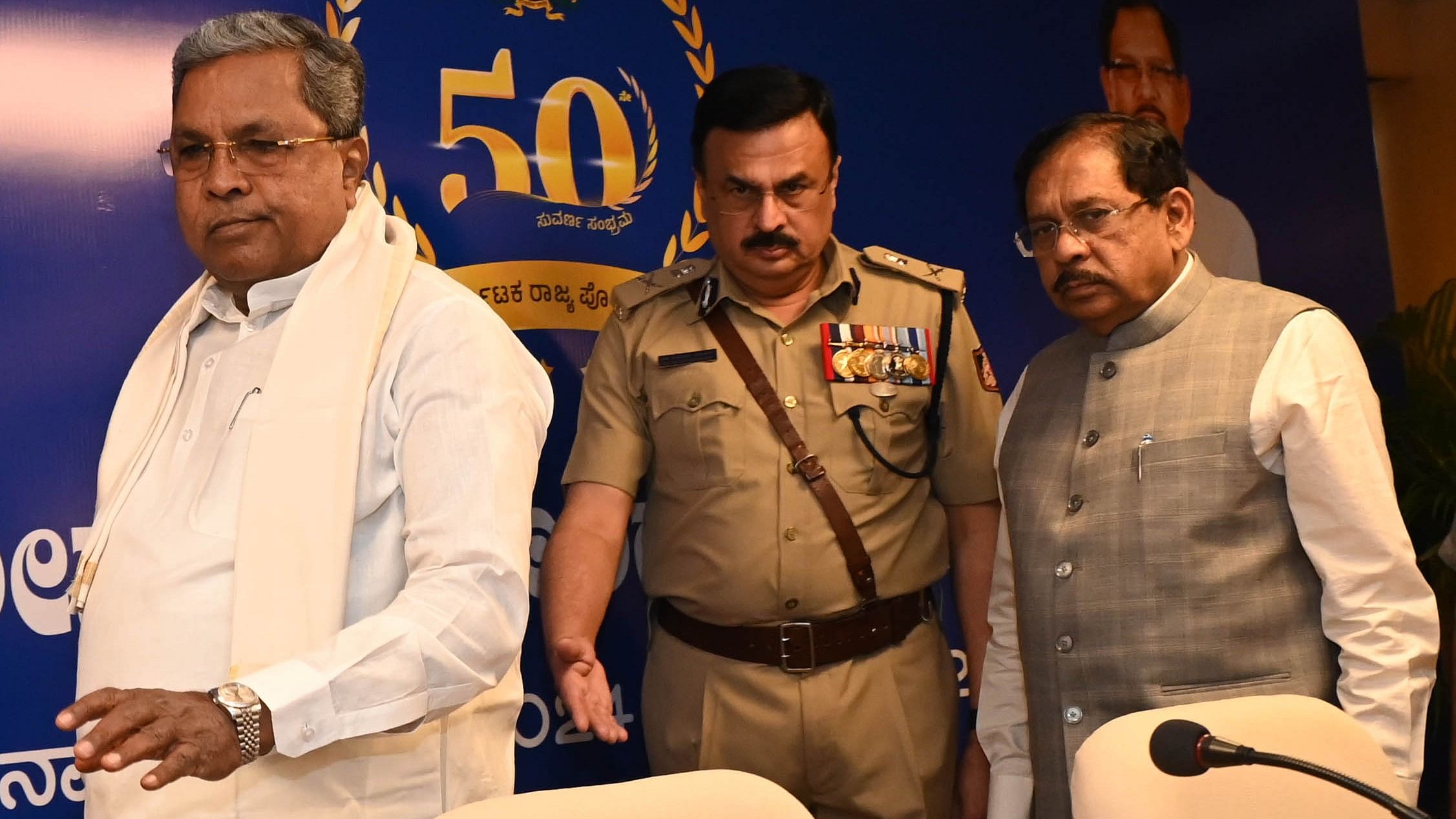<div class="paragraphs"><p>Chief Minister Siddaramaiah, Home Minister G Parameshwara and IG &amp; DGP Alok Mohan at the display of Bomb disposal squad during the “Karnataka State Senior Police Officers Conference” at IG &amp; DGP office in Bengaluru on Tuesday</p></div>