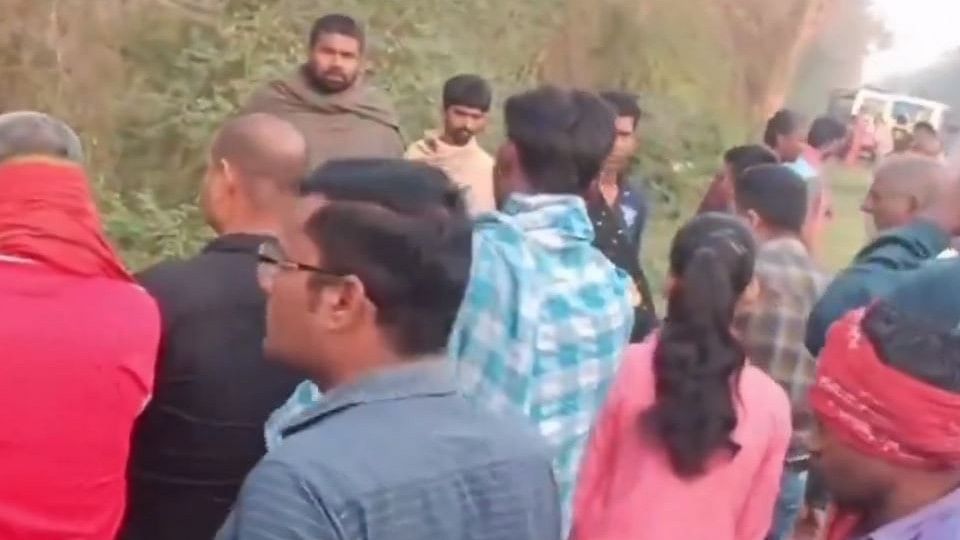 <div class="paragraphs"><p>Screengrab of the video showing people gathered at the spot in Khagaria, Bihar after a car and truck collision, on Monday, March 18, 2024.</p></div>