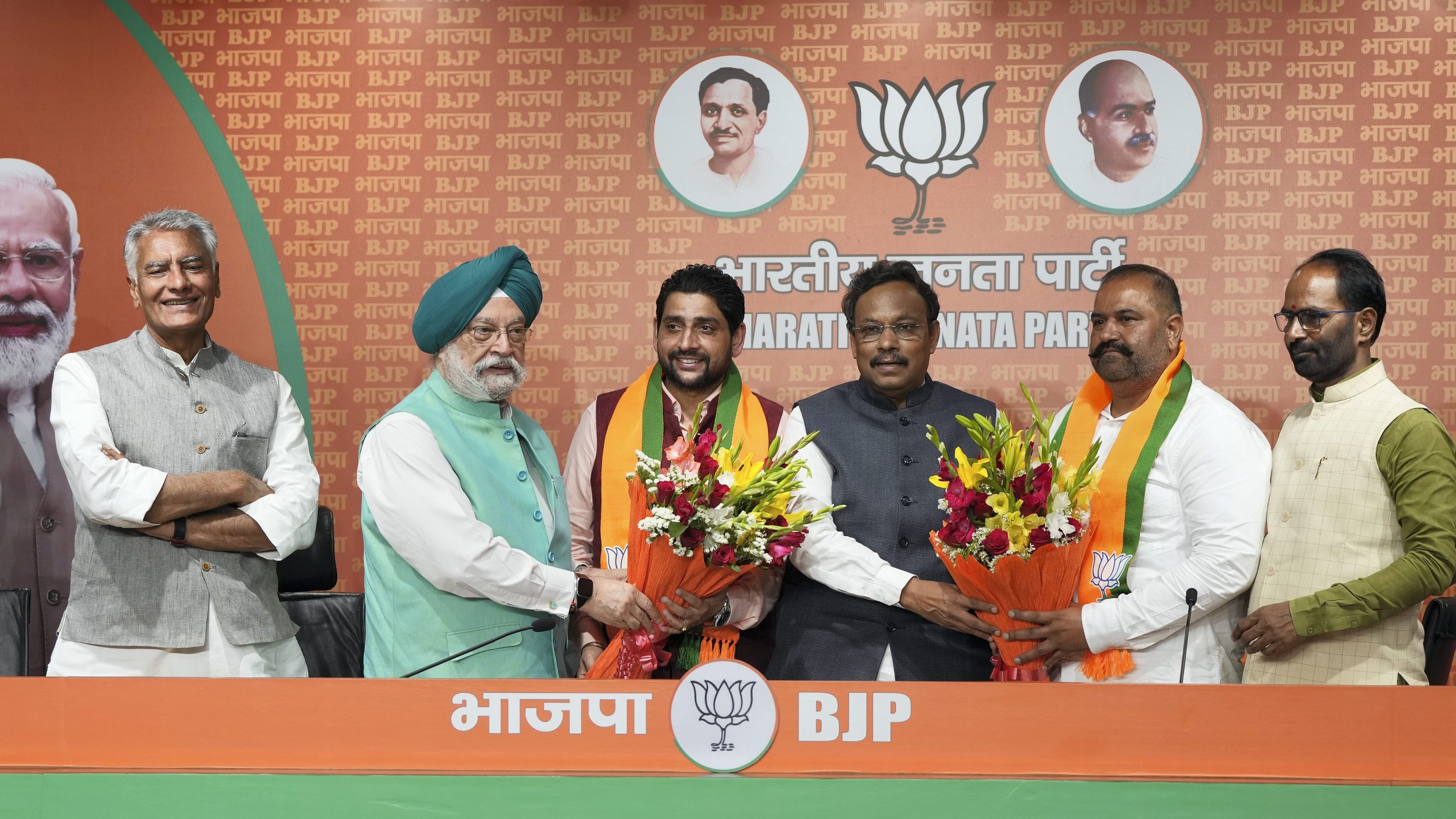 <div class="paragraphs"><p>Union Minister Hardeep Singh Puri, BJP National General Secretary Vinod Tawde and others felicitate Aam Aadmi Party's (AAP) MP Sushil Kumar Rinku and MLA Sheetal Angural after the AAP leaders joined BJP, in New Delhi, Wednesday, March 27, 2024. </p></div>