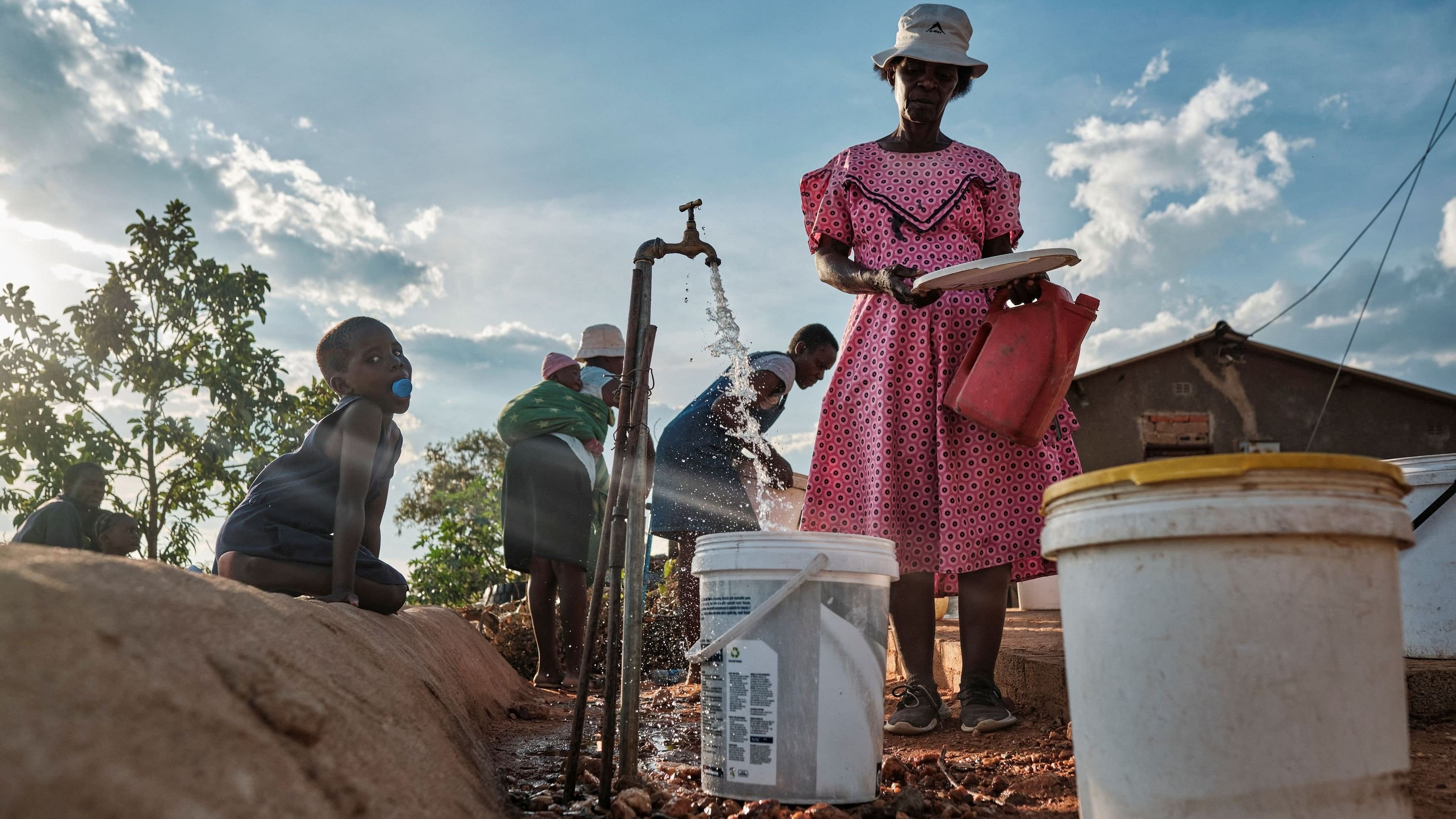 <div class="paragraphs"><p>Residents queue to collect water, as temperatures soar during an El Nino-related heatwave and drought affecting a large part of the country, in Bulawayo, Zimbabwe.</p></div>