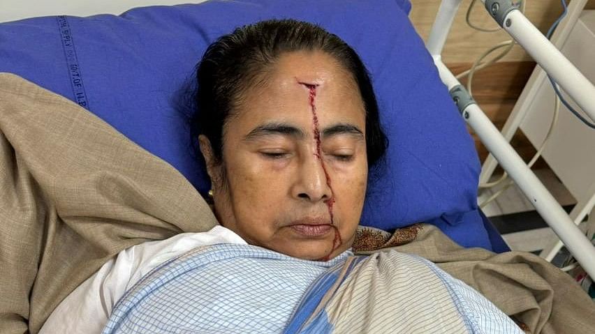 <div class="paragraphs"><p>West Bengal Chief Minister Mamata Banerjee at the SSKM Hospital after sustaining a head injury.</p></div>