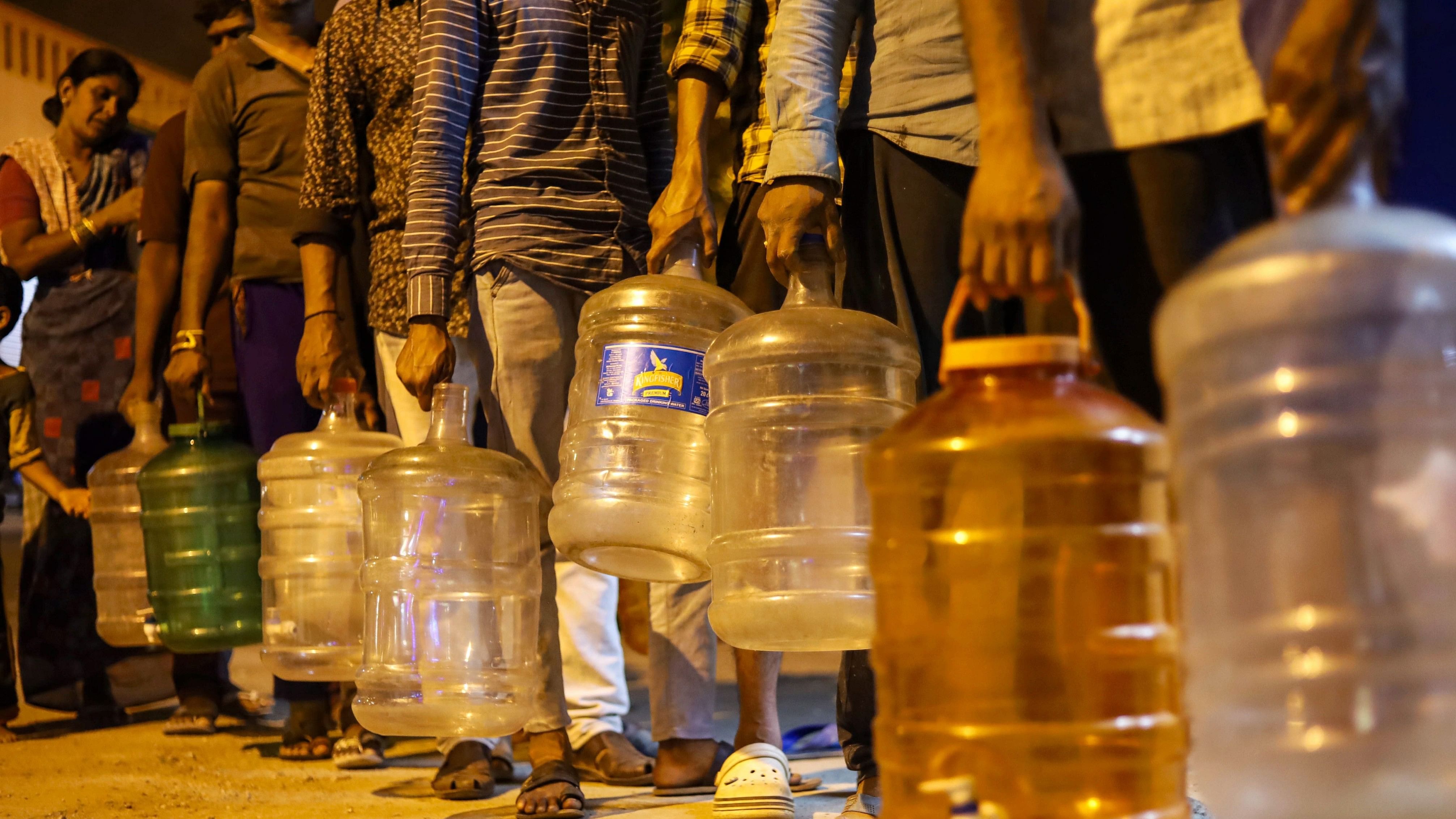 Bengaluru: People wait in a queue to collect drinking water amid the ongoing water crisis in Karnataka, in Bengaluru, Friday, March 15, 2024. (PTI Photo)(PTI03_15_2024_000287B)