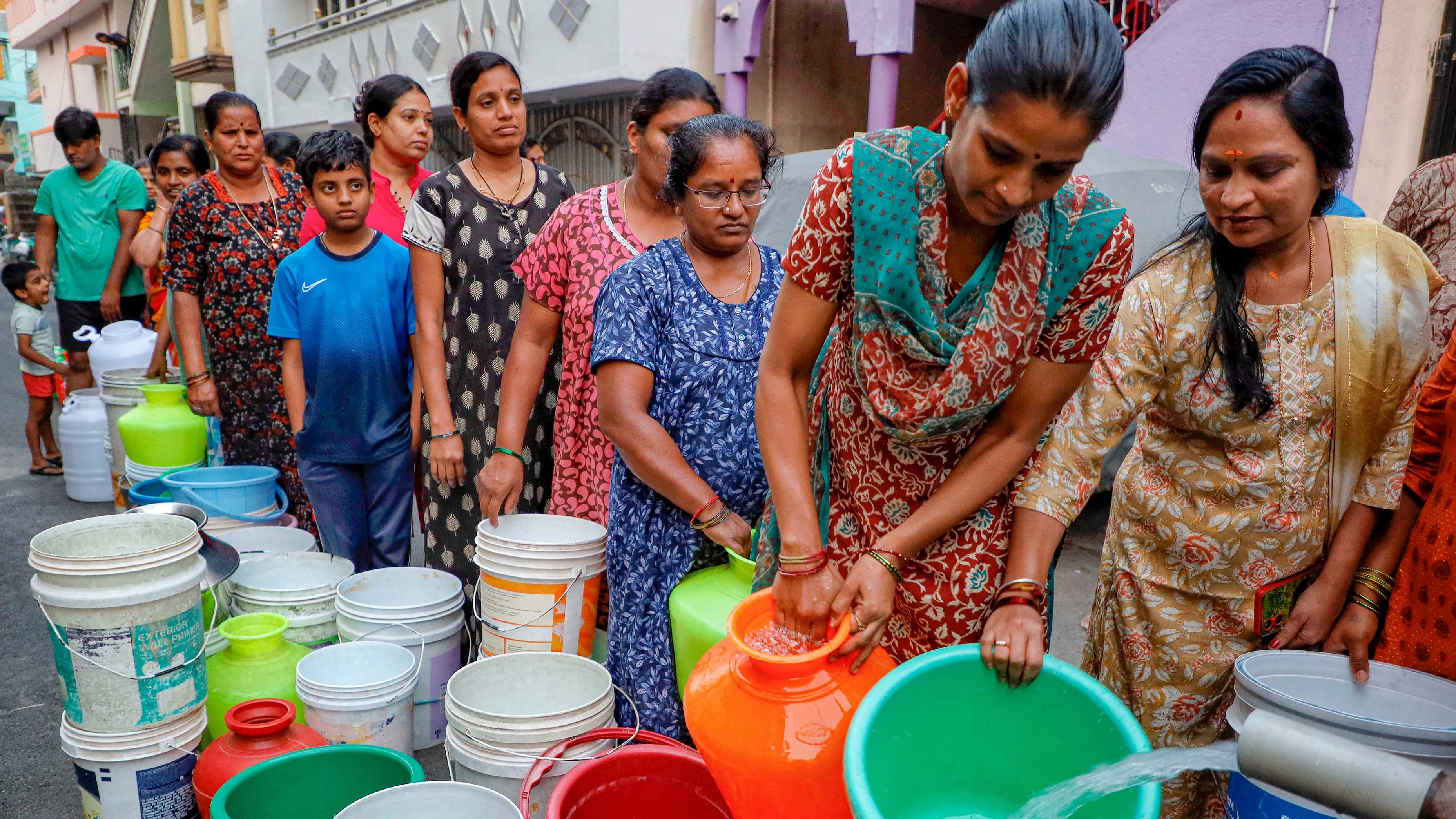 <div class="paragraphs"><p>People collect drinking water from a water tank amid the ongoing water crisis in Karnataka, at Shivananda Nagar in Bengaluru.</p></div>
