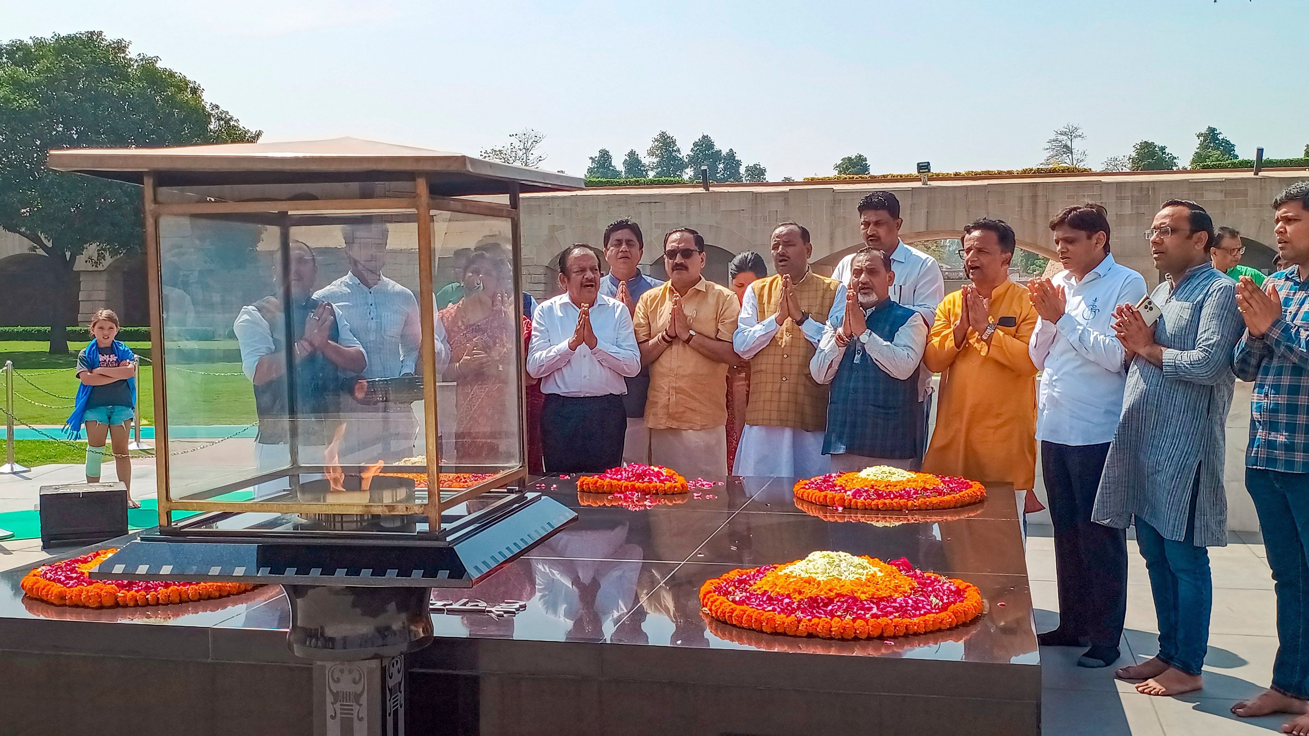 <div class="paragraphs"><p>Delhi BJP President Virendra Sachdeva along with former Union Minister Harsh Vardhan and other leaders vow to fight against corruption at Raj Ghat, in New Delhi, Saturday, March 23, 2024. </p></div>