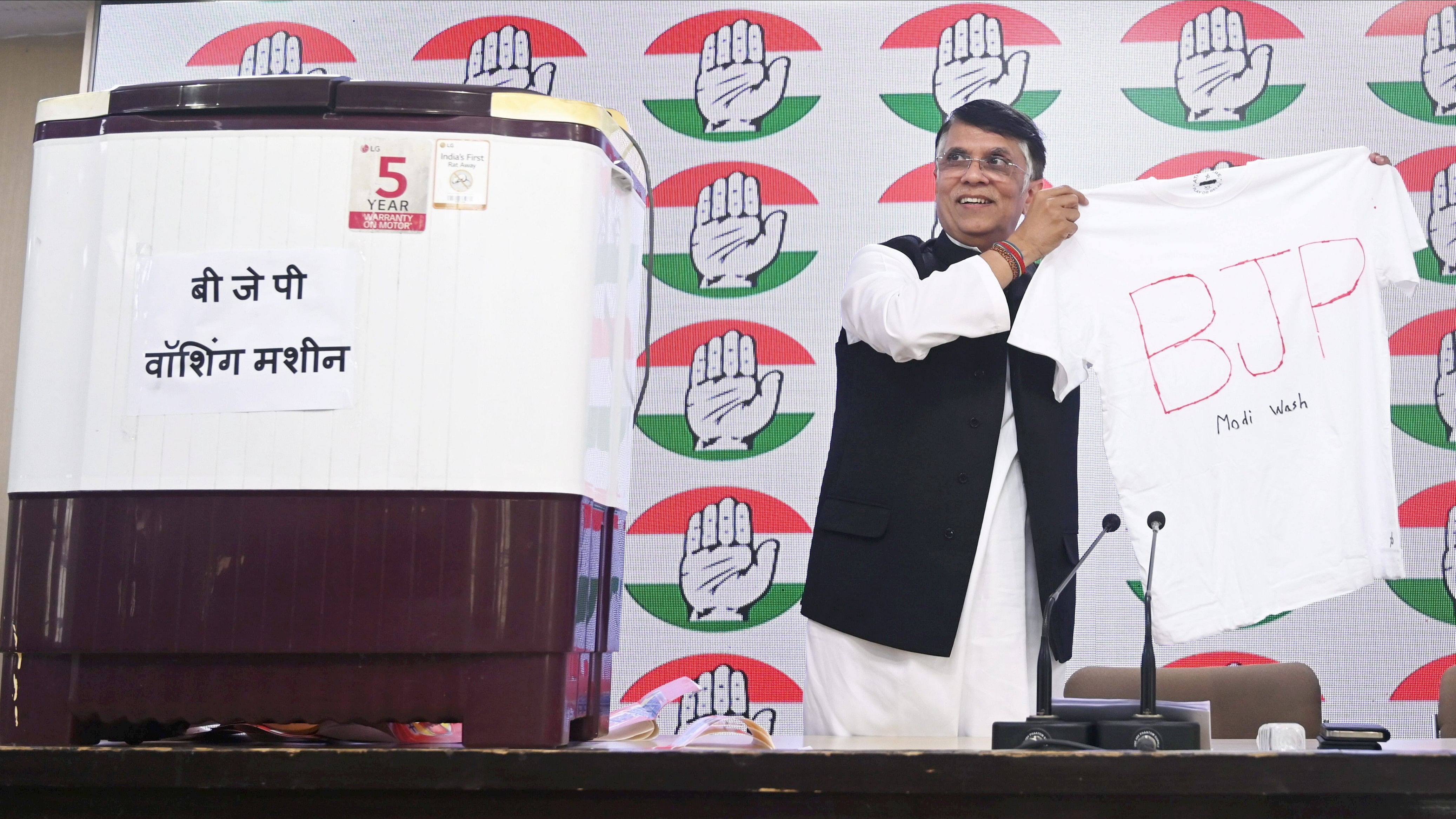 <div class="paragraphs"><p>Congress leader Pawan Khera holds a t-shirt during a press conference, in New Delhi, Saturday, March 30, 2024.</p></div>