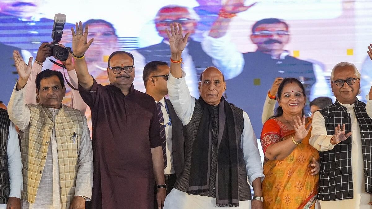 <div class="paragraphs"><p>Defence Minister Rajnath Singh with Uttar Pradesh Deputy Chief Minister Brajesh Pathak during the 'Lucknow Kaushal Mahotsav'.&nbsp;</p></div>