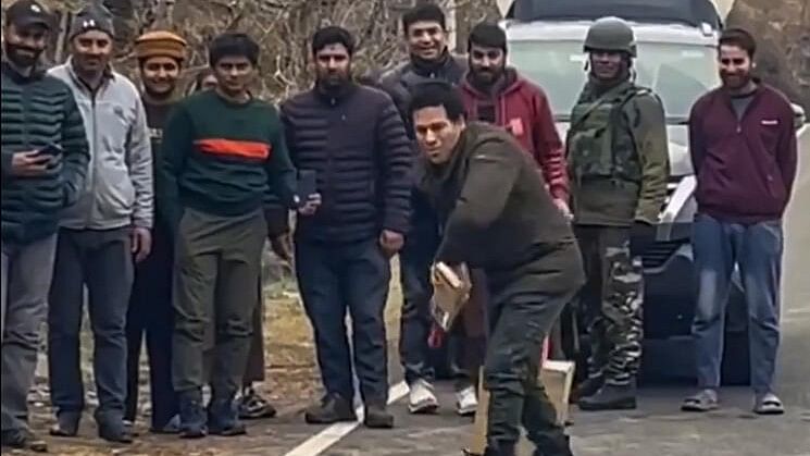 <div class="paragraphs"><p>Sachin Tendulkar bats in a game of gully cricket with the locals in Gulmarg, J &amp; K.</p></div>