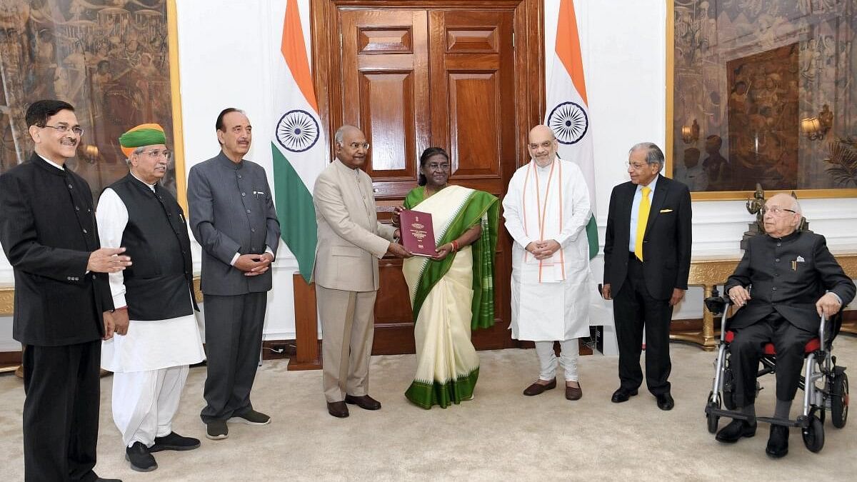 <div class="paragraphs"><p>Ram Nath Kovind, Chairman of the High-Level Committee (HLC) on 'One Nation, One Election', presents the report to President Droupadi Murmu, in New Delhi.</p></div>