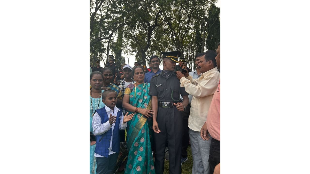 <div class="paragraphs"><p>Lt&nbsp;Umesh Keelu with family and neighbours in Dharavi.&nbsp;</p></div>