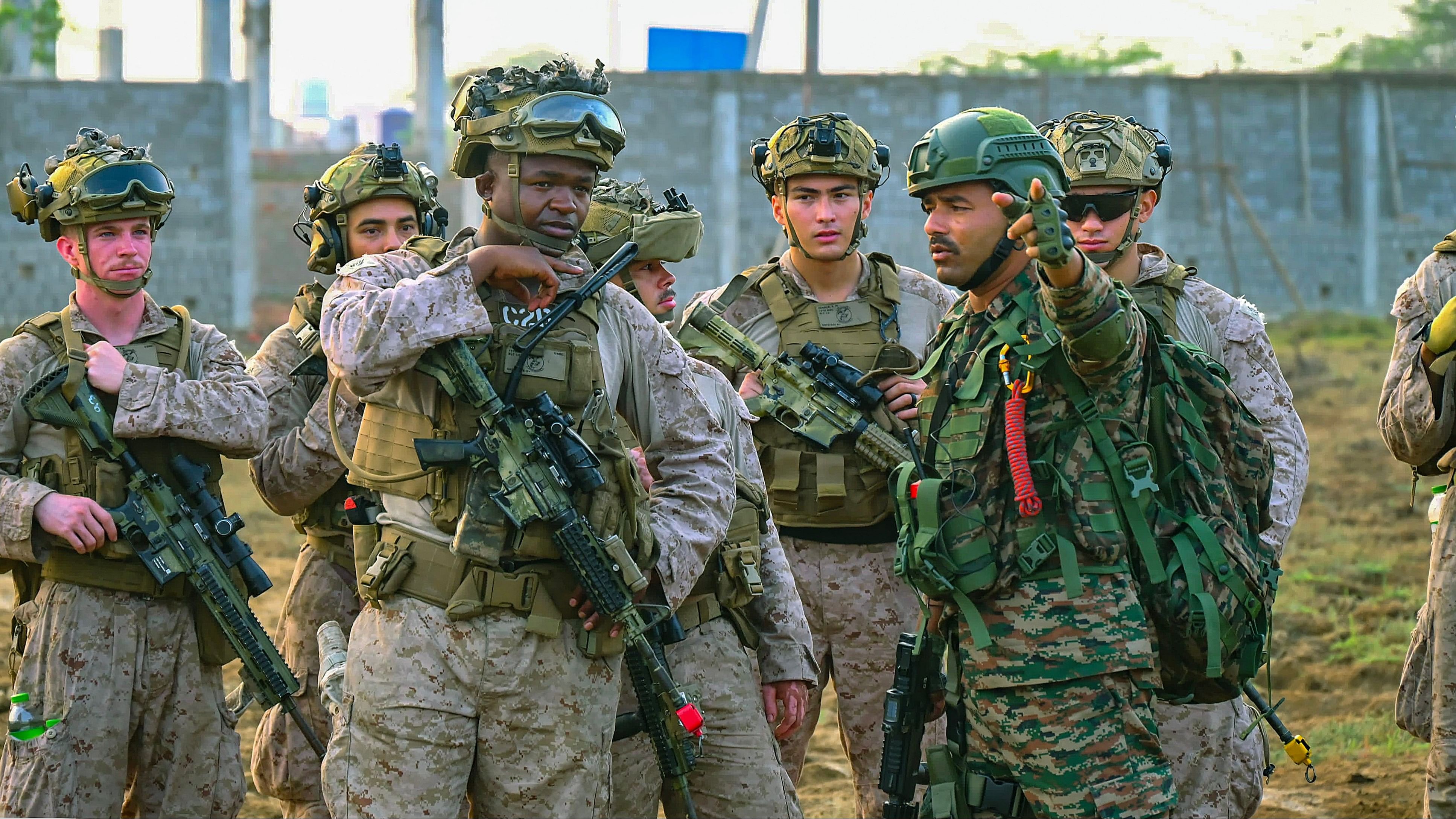 <div class="paragraphs"><p>India and US Navy personnel during the closing ceremony of the Bilateral Tri-Service Humanitarian Assistance and Disaster Relief (HADR) Amphibious Exercise between India and US, Tiger Triumph 2024.</p></div>