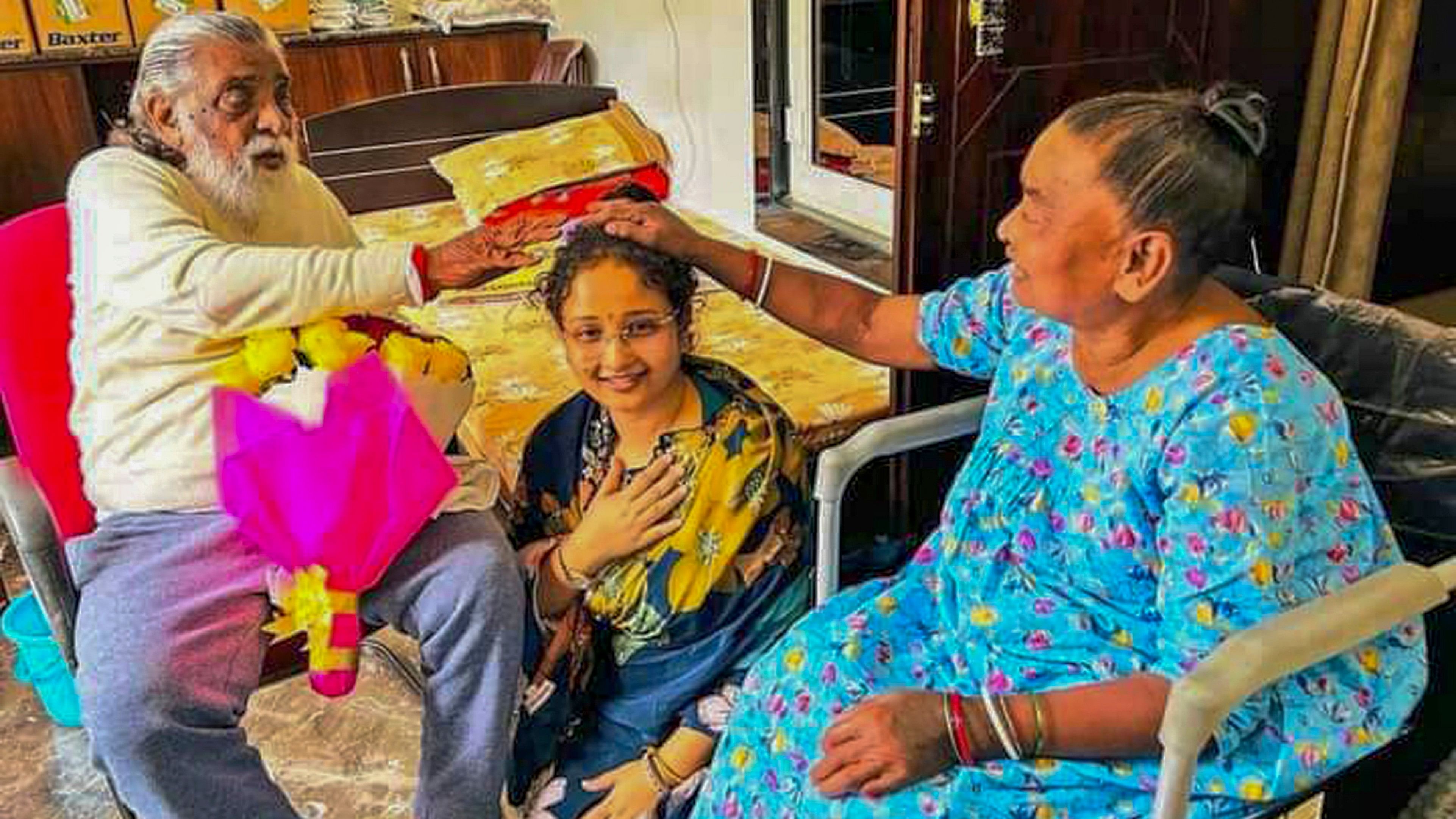 <div class="paragraphs"><p>Former Jharkhand Chief Minister Hemant Soren's wife Kalpana Soren seeks blessing from her mother-in-law Rupi Soren and Jharkhand Mukti Morcha (JMM) Chief Shibu Soren in Ranchi before attending the foundation day programme of the party, in Giridih, Sunday, March 3, 2024.</p></div>