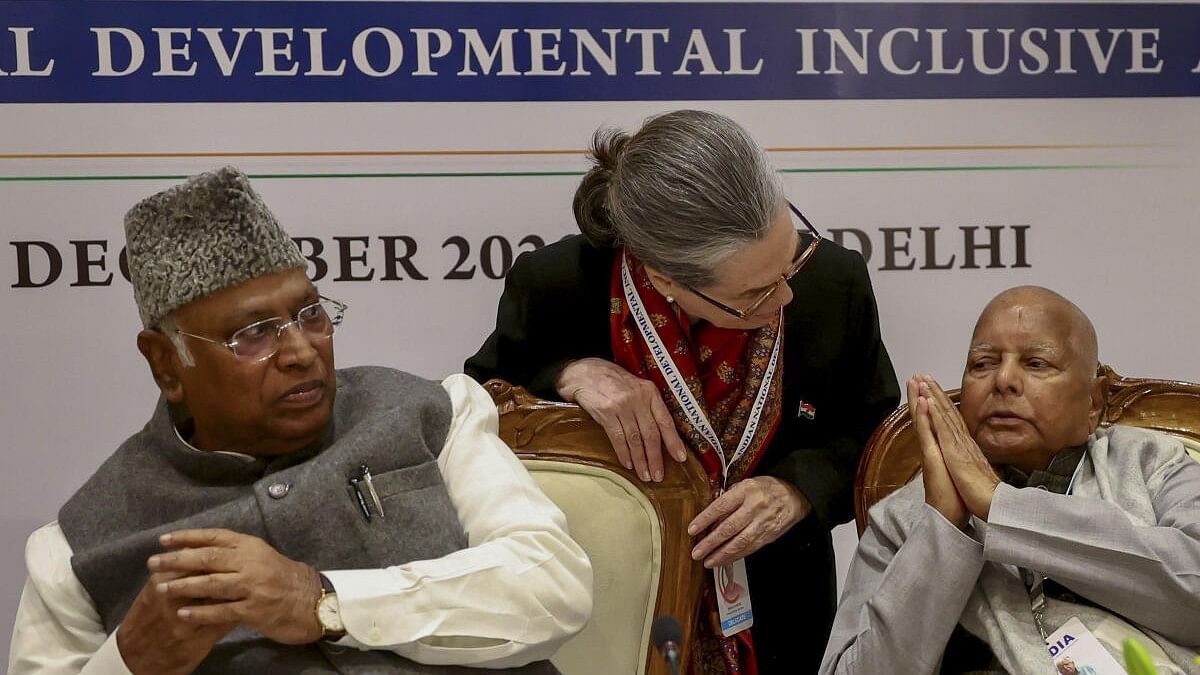 <div class="paragraphs"><p>(Left to right) Congress president Mallikarjun Kharge, veteran party leader Sonia Gandhi, and RJD chief Lalu Prasad Yadav.</p></div>