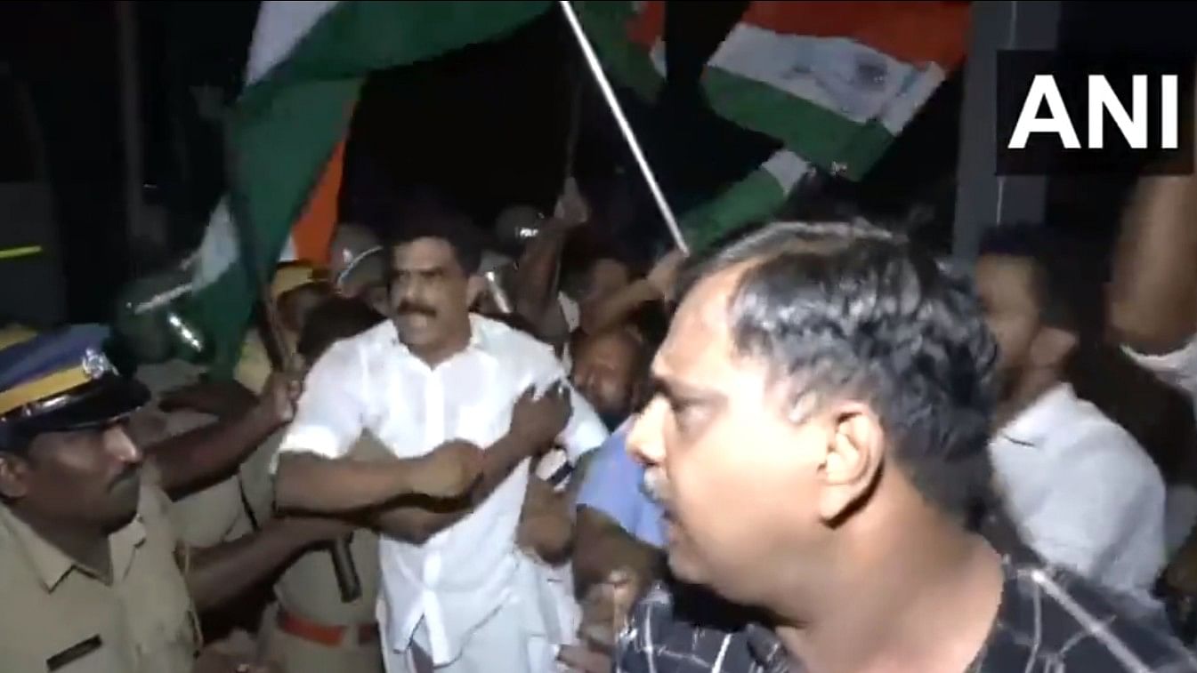 <div class="paragraphs"><p>Congress workers clash with Police as they protest against the detention of party MLA Mathew Kuzhalnadan and Ernakulam District Congress Committee president Mohammed Shiyas.</p></div>