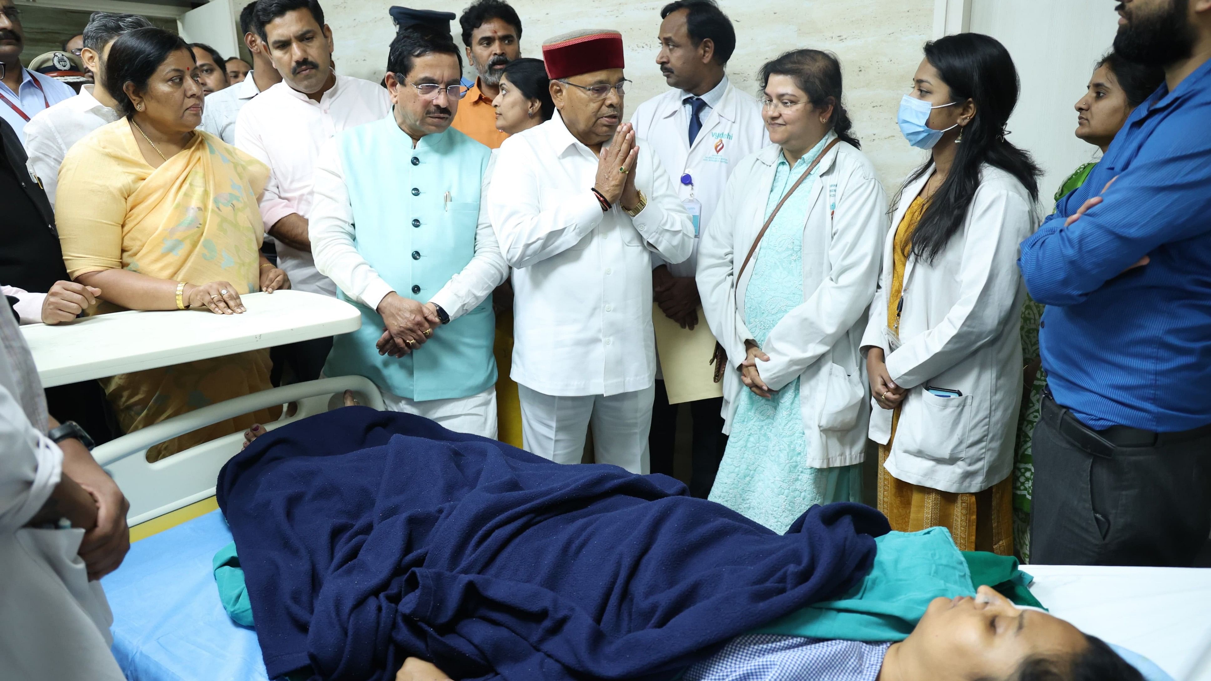 <div class="paragraphs"><p>Governor Thawar Chend Gehlot, BJP State President B Y Vijayendra and other leaders are meet Victims of Rameshwaram Cafe Blast in a hospital, in Bengaluru on Friday. </p></div>