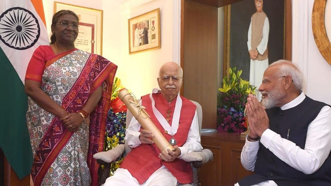 <div class="paragraphs"><p>In the picture shared by Jairam Ramesh on X,&nbsp;LK Advani and PM Modi are seated on chairs while President Droupadi Murmu is standing while handing over the citation to the BJP stalwart.</p></div>