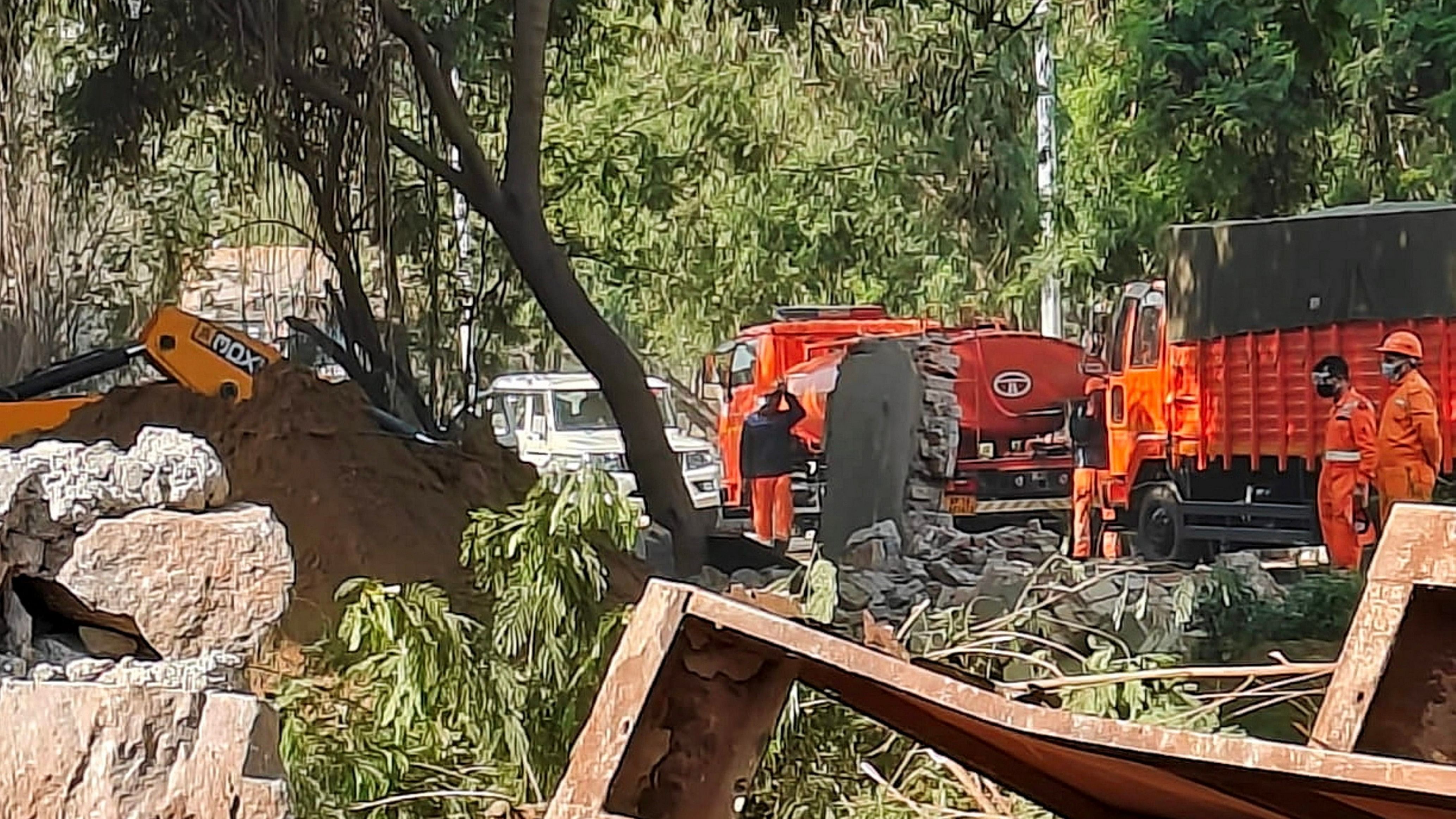 <div class="paragraphs"><p>Rescue operation  after a man fell into a 40-ft-deep borewell at a Delhi Jal Board water treatment plant, in New Delhi, Sunday, March 10, 2024. The man was later found dead.   </p></div>