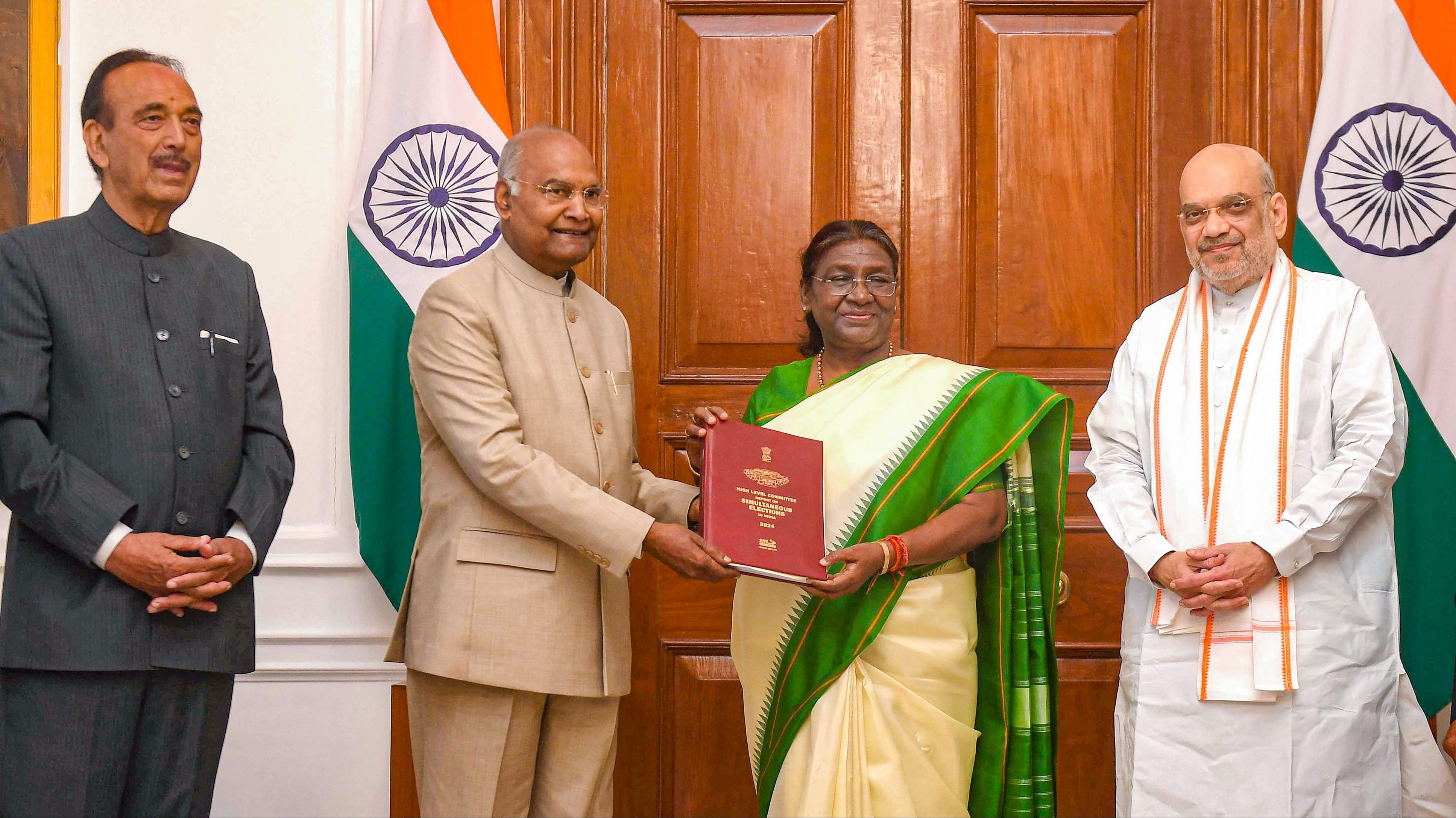 <div class="paragraphs"><p> Ram Nath Kovind, Chairman of the High-Level Committee (HLC) on 'One Nation, One Election', presents the report to President Droupadi Murmu, in New Delhi.</p></div>