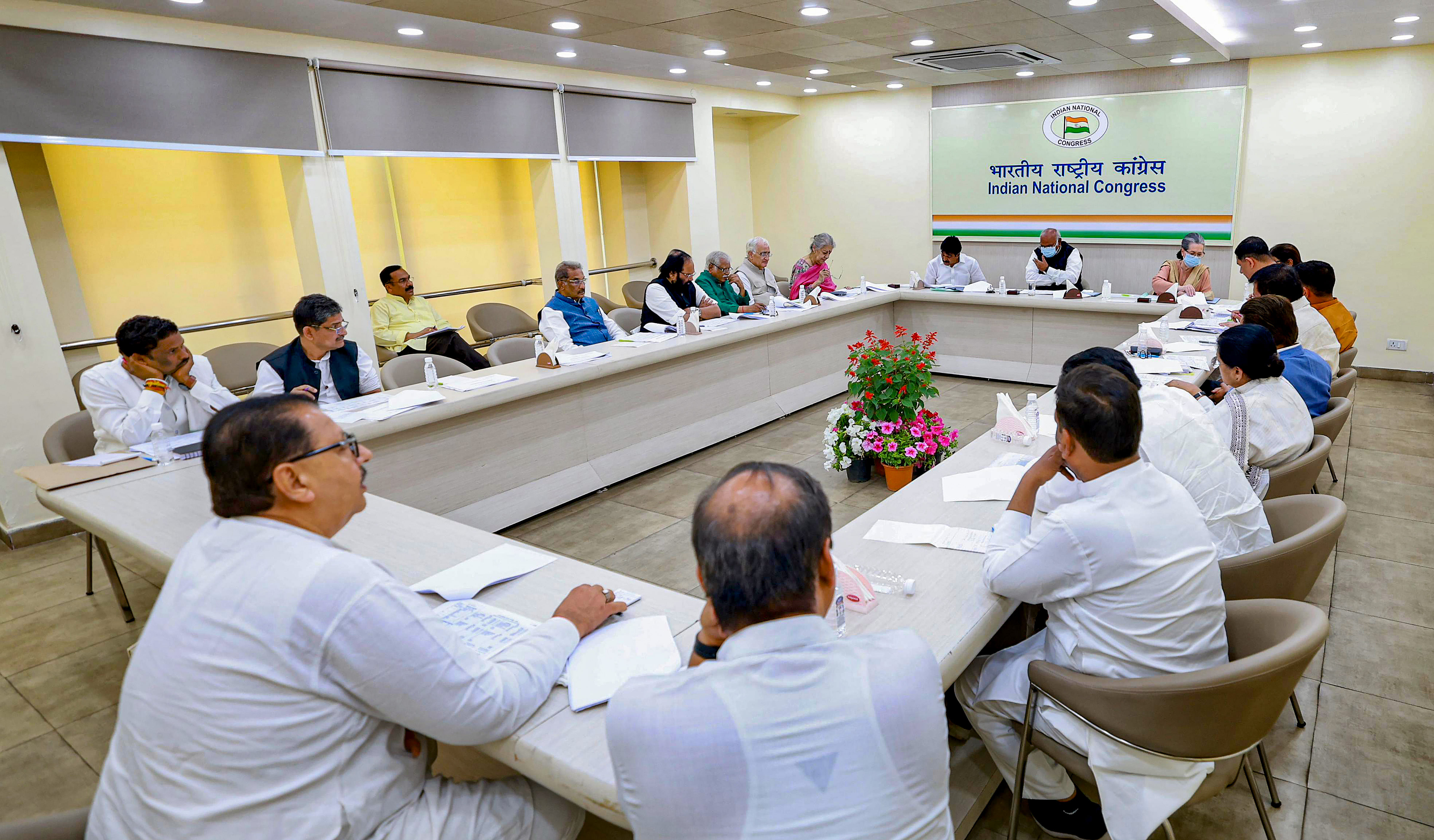 <div class="paragraphs"><p>Congress President Mallikarjun Kharge with Sonia Gandhi and KC Venugopal during the Central Election Committee meeting on Madhya Pradesh, at AICC HQ in New Delhi, Thursday, March 21, 2024.</p></div>