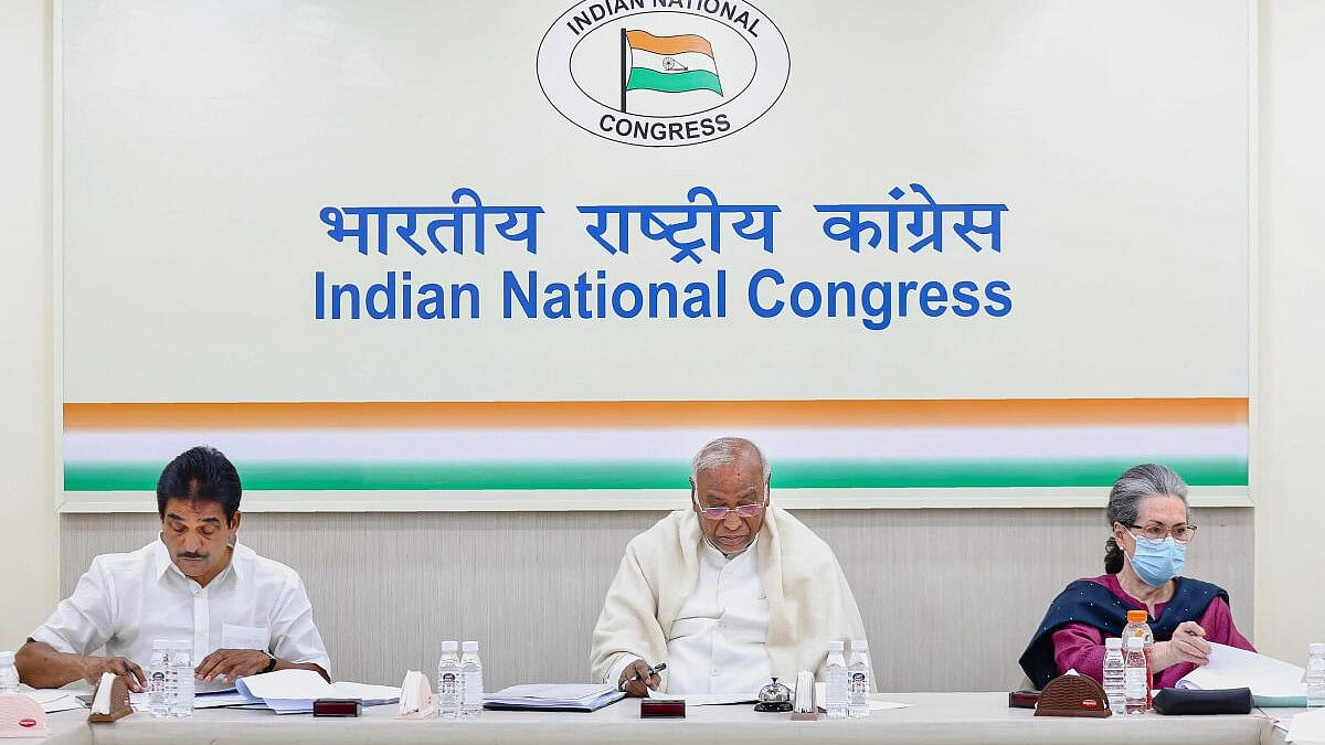 <div class="paragraphs"><p>Congress President Mallikarjun Kharge with party leaders Sonia Gandhi and KC Venugopal during the party's CEC meeting in New Delhi.</p></div>