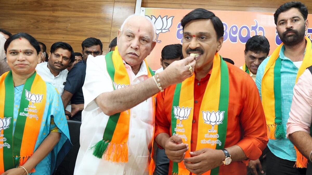 <div class="paragraphs"><p>Karnataka MLA G Janardhana Reddy joins BJP in the presence of senior party leader B S Yediyurappa.</p></div>