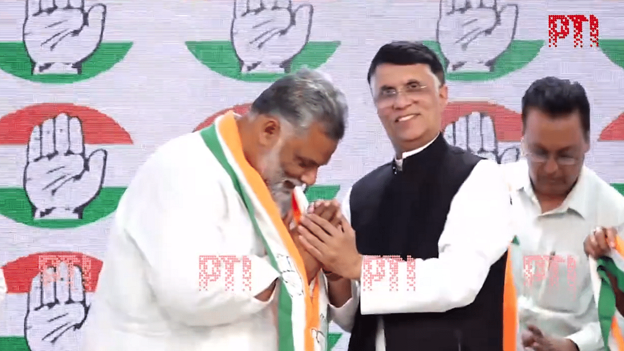 <div class="paragraphs"><p>Jan Adhikar Party leader Pappu Yadav merges his party with Congress.</p></div>