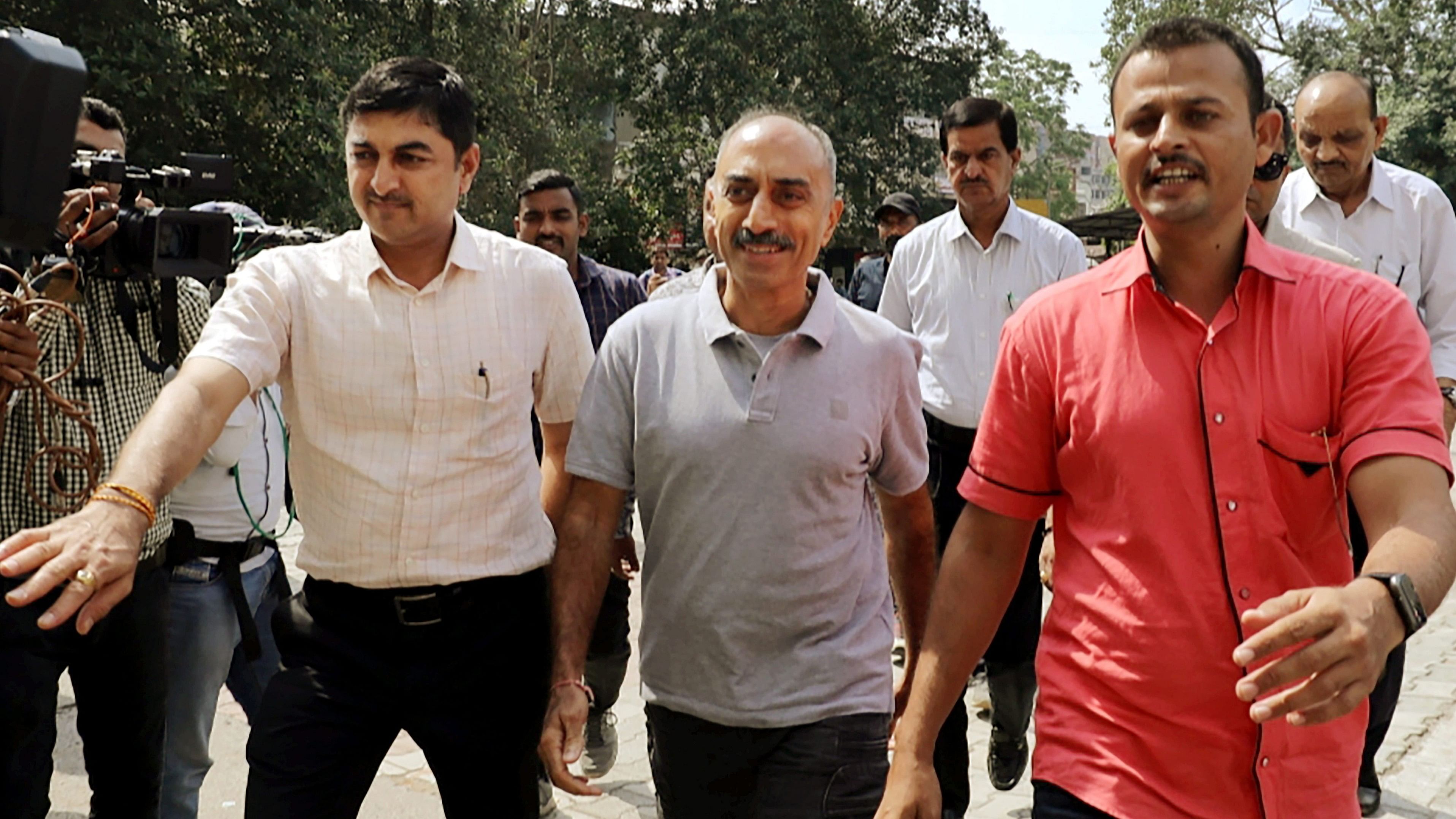 <div class="paragraphs"><p>File photo of police officers producing former IPS officer Sanjiv Bhatt at Metropolitan Magistrate Court</p></div>