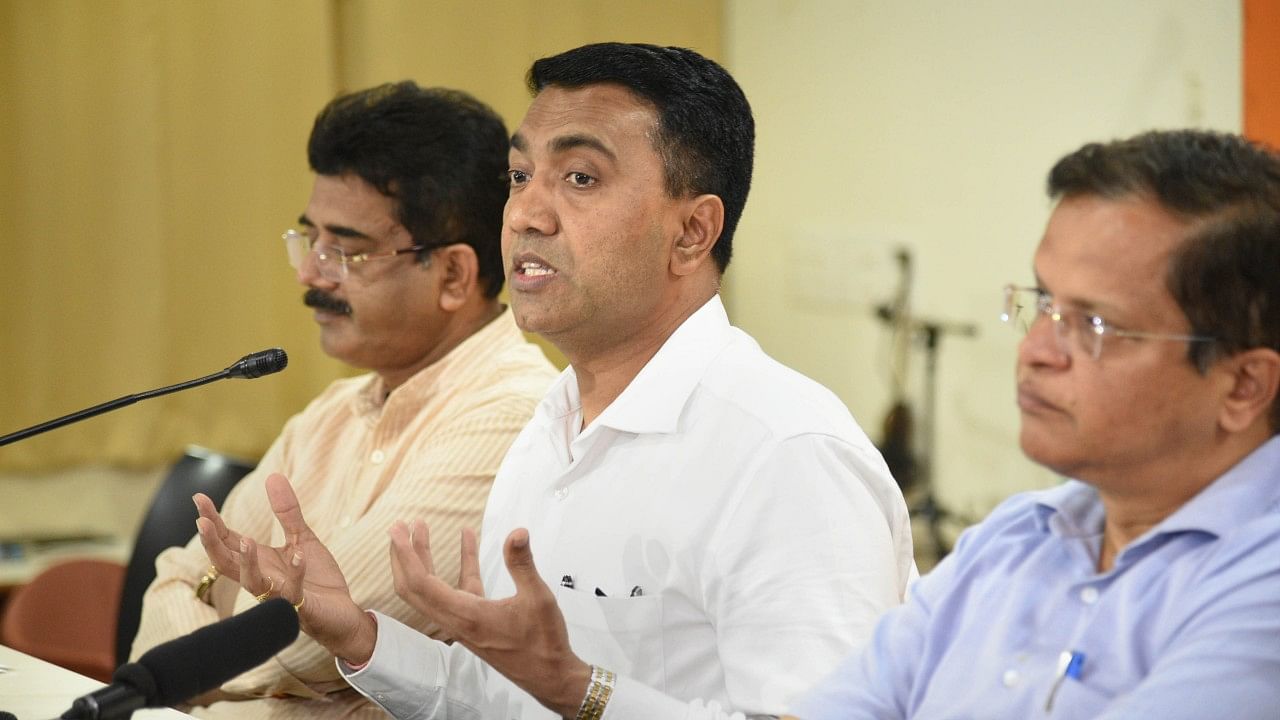 <div class="paragraphs"><p>Goa CM Pramod Sawant (centre).</p></div>