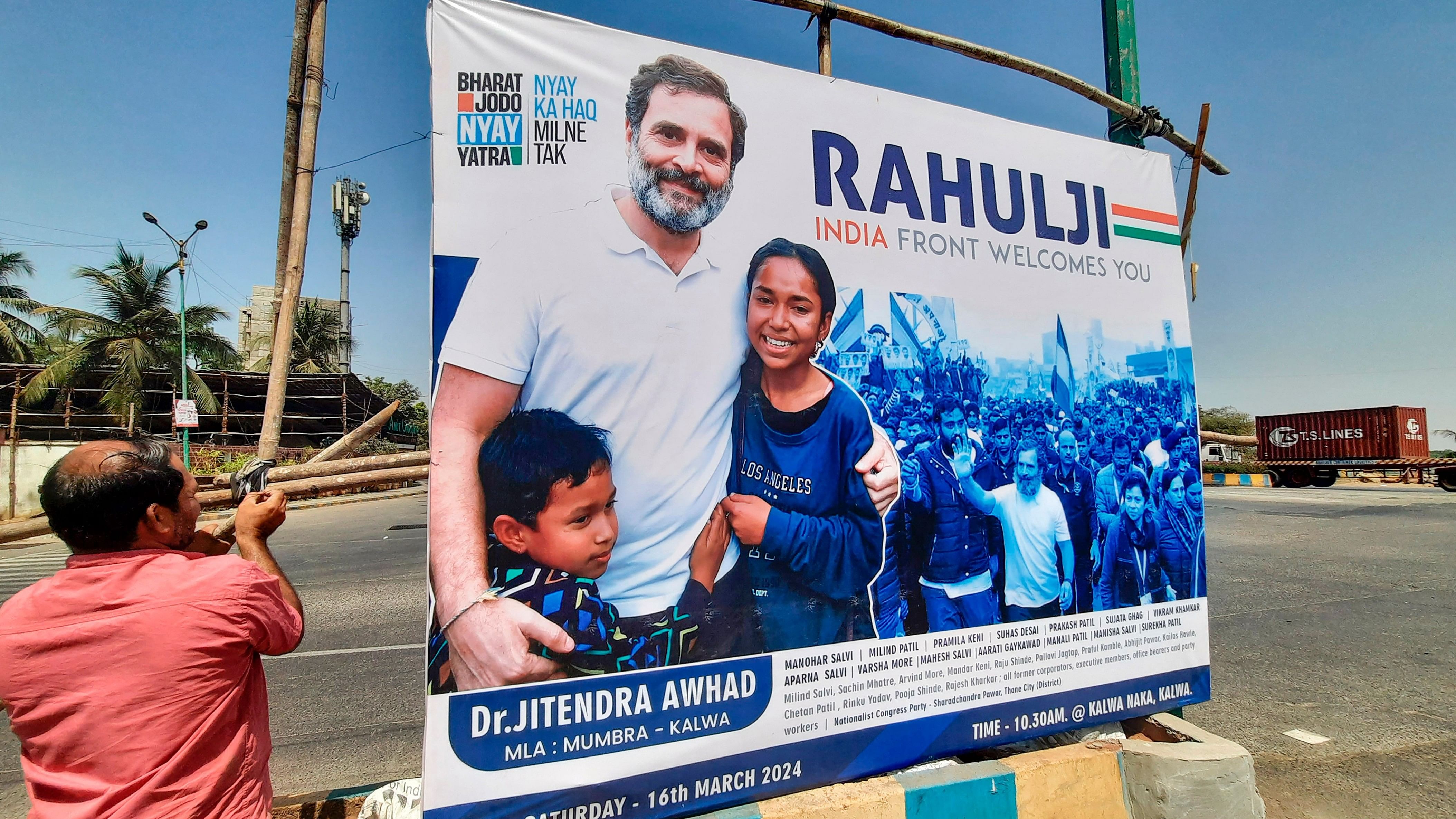 <div class="paragraphs"><p>A worker puts up a poster of Congress leader Rahul Gandhi ahead of the Bharat Jodo Nyay Yatraat Mumbra, in Thane district, March 14, 2024. </p></div>