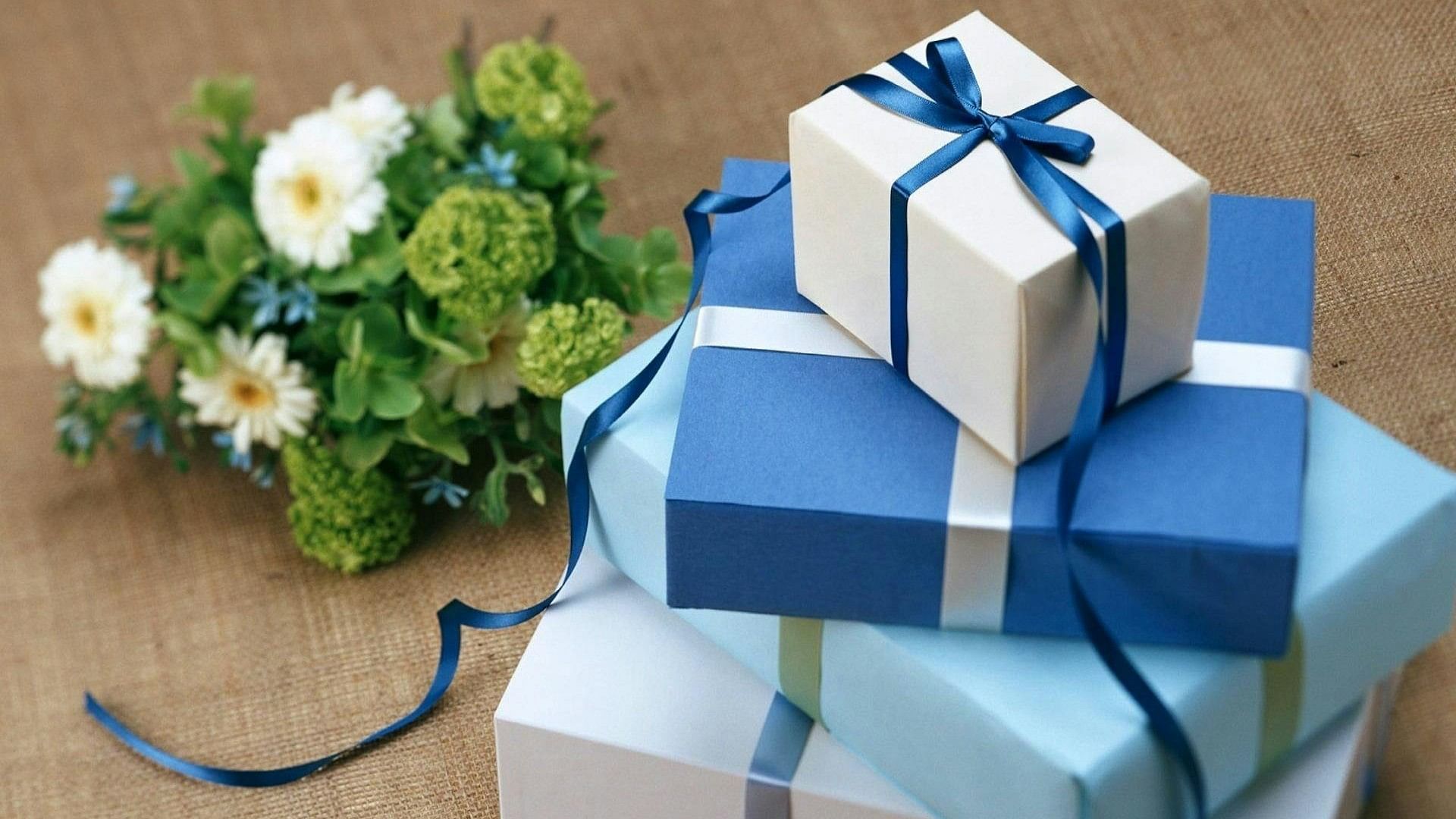 <div class="paragraphs"><p>Blue-coloured gift boxes.</p></div>