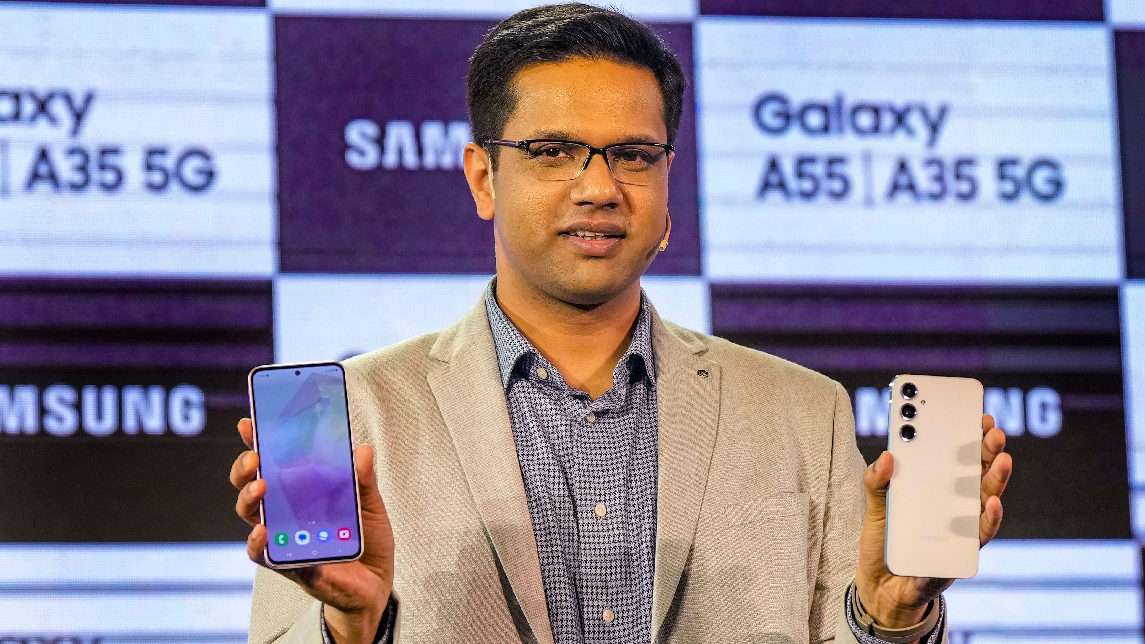 <div class="paragraphs"><p>Samsung India GM Akshay Rao unveils Samsung Galaxy A55 5G and Galaxy A 35 5G smartphones.</p></div>